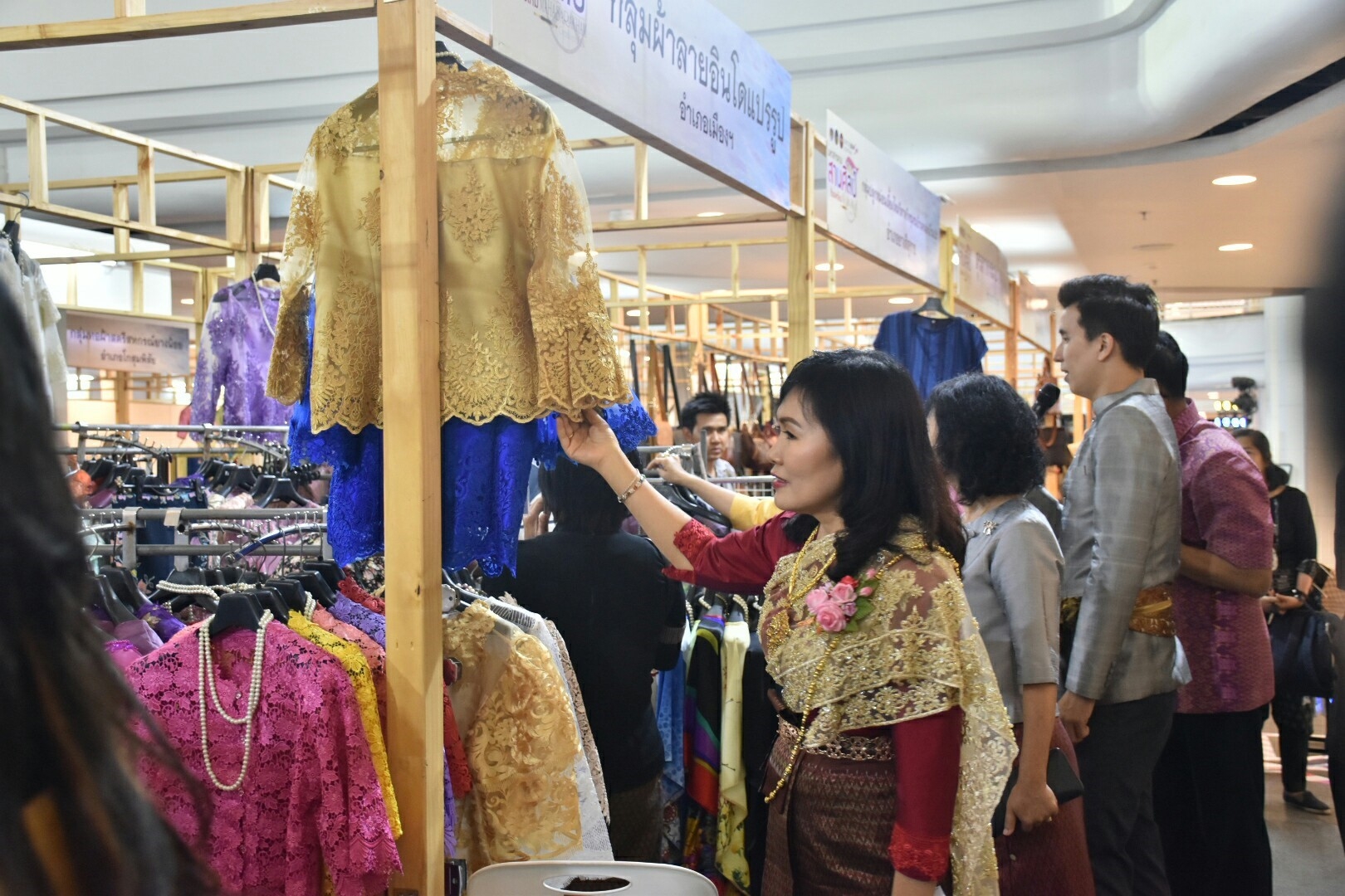 27 เมษายน 2561 งาน “มหาสารคาม สานศิลป์ ถิ่นแพรไหม” มหกรรมแสดงแฟชั่นและจำหน่ายผ้าไหม งานจำหน่ายสินค้า OTOP จังหวัดมหาสารคาม ณ ลานโปรโมชั่น ชั้น 1 ศูนย์การค้าเซ็นทรัลพลาซา จังหวัดอุดรธานี
