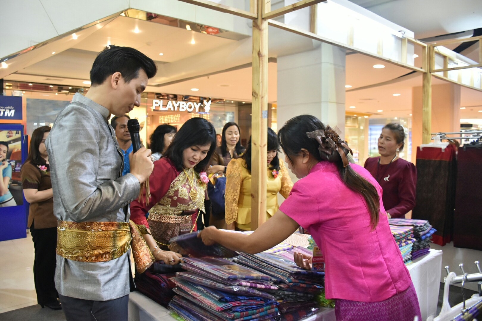 27 เมษายน 2561 งาน “มหาสารคาม สานศิลป์ ถิ่นแพรไหม” มหกรรมแสดงแฟชั่นและจำหน่ายผ้าไหม งานจำหน่ายสินค้า OTOP จังหวัดมหาสารคาม ณ ลานโปรโมชั่น ชั้น 1 ศูนย์การค้าเซ็นทรัลพลาซา จังหวัดอุดรธานี
