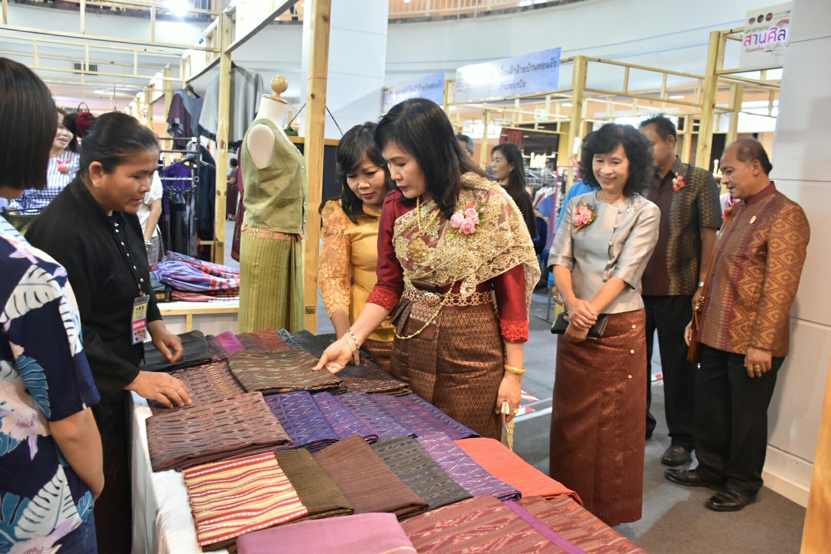 27 เมษายน 2561 งาน “มหาสารคาม สานศิลป์ ถิ่นแพรไหม” มหกรรมแสดงแฟชั่นและจำหน่ายผ้าไหม งานจำหน่ายสินค้า OTOP จังหวัดมหาสารคาม ณ ลานโปรโมชั่น ชั้น 1 ศูนย์การค้าเซ็นทรัลพลาซา จังหวัดอุดรธานี