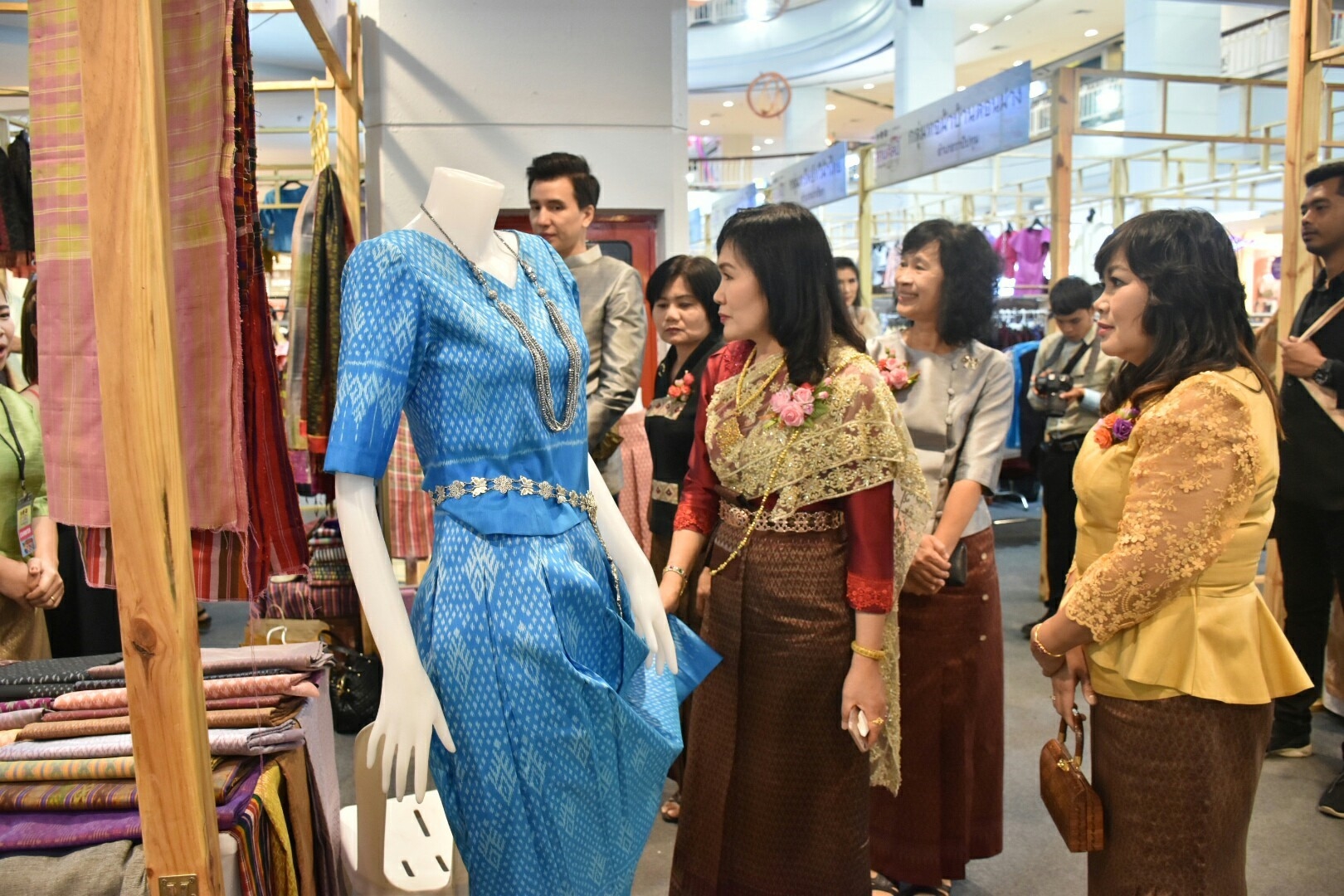 27 เมษายน 2561 งาน “มหาสารคาม สานศิลป์ ถิ่นแพรไหม” มหกรรมแสดงแฟชั่นและจำหน่ายผ้าไหม งานจำหน่ายสินค้า OTOP จังหวัดมหาสารคาม ณ ลานโปรโมชั่น ชั้น 1 ศูนย์การค้าเซ็นทรัลพลาซา จังหวัดอุดรธานี
