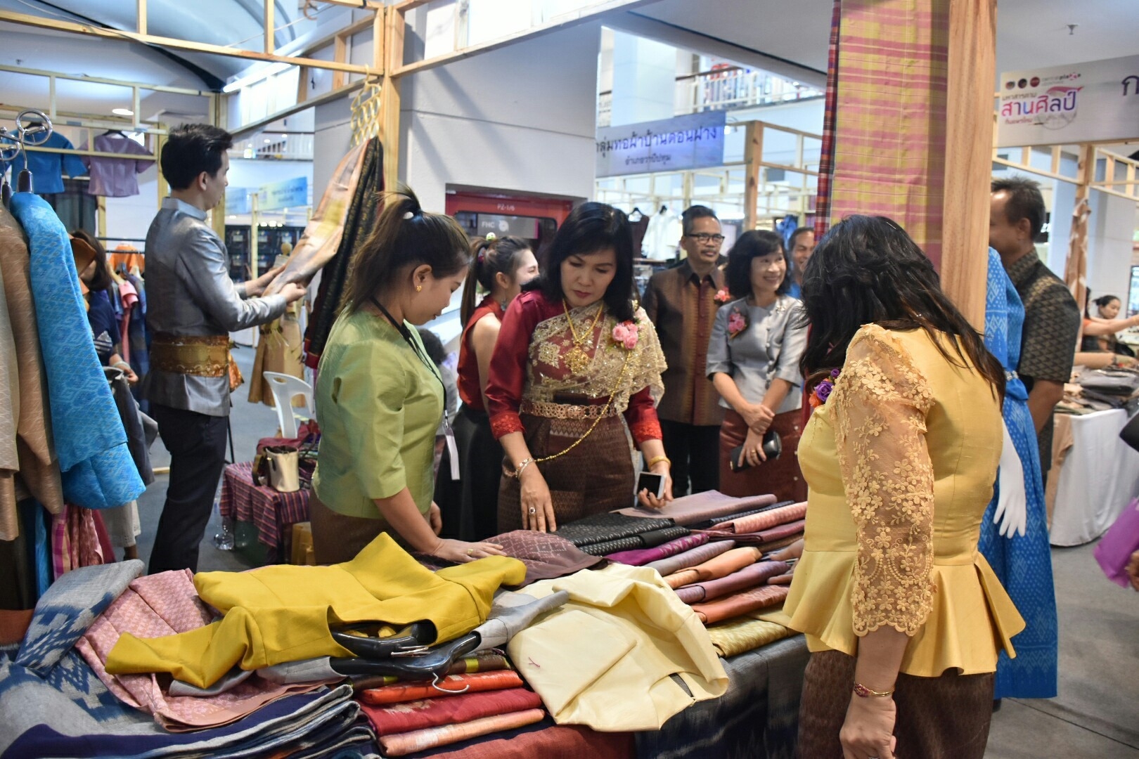27 เมษายน 2561 งาน “มหาสารคาม สานศิลป์ ถิ่นแพรไหม” มหกรรมแสดงแฟชั่นและจำหน่ายผ้าไหม งานจำหน่ายสินค้า OTOP จังหวัดมหาสารคาม ณ ลานโปรโมชั่น ชั้น 1 ศูนย์การค้าเซ็นทรัลพลาซา จังหวัดอุดรธานี