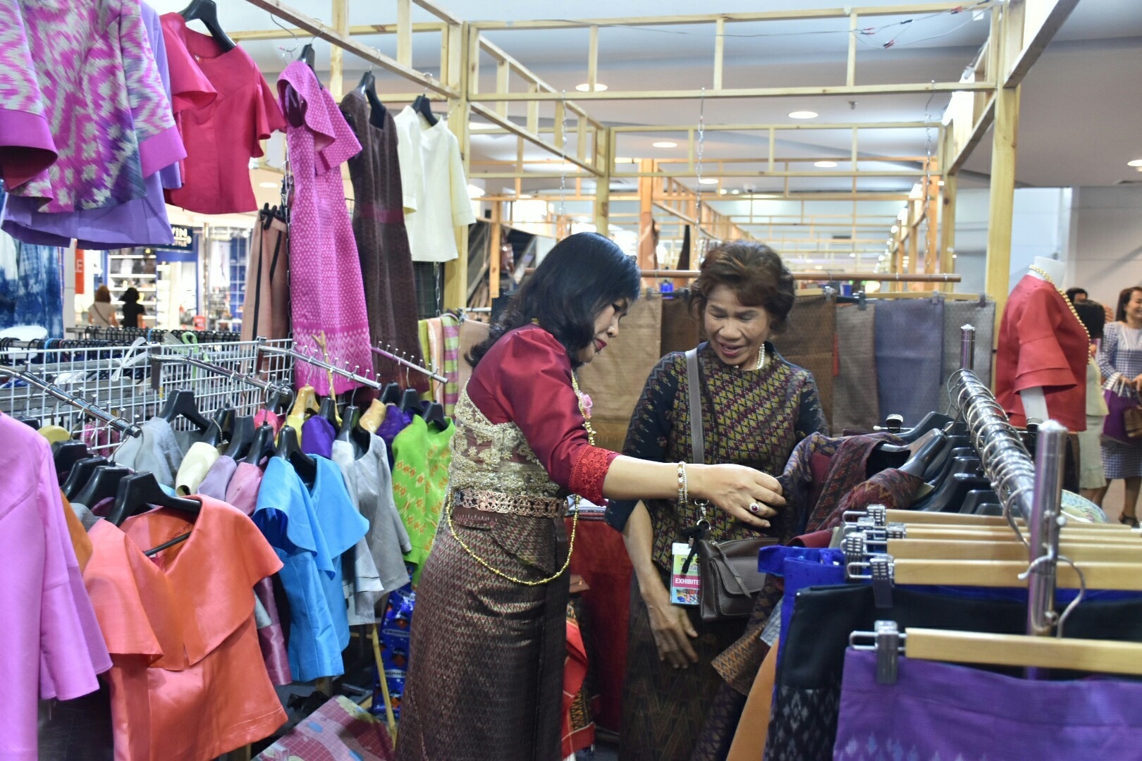 27 เมษายน 2561 งาน “มหาสารคาม สานศิลป์ ถิ่นแพรไหม” มหกรรมแสดงแฟชั่นและจำหน่ายผ้าไหม งานจำหน่ายสินค้า OTOP จังหวัดมหาสารคาม ณ ลานโปรโมชั่น ชั้น 1 ศูนย์การค้าเซ็นทรัลพลาซา จังหวัดอุดรธานี