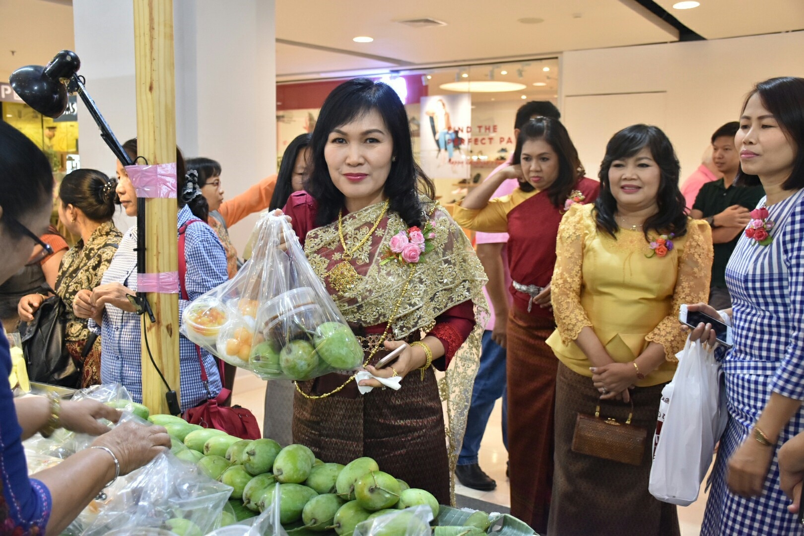 27 เมษายน 2561 งาน “มหาสารคาม สานศิลป์ ถิ่นแพรไหม” มหกรรมแสดงแฟชั่นและจำหน่ายผ้าไหม งานจำหน่ายสินค้า OTOP จังหวัดมหาสารคาม ณ ลานโปรโมชั่น ชั้น 1 ศูนย์การค้าเซ็นทรัลพลาซา จังหวัดอุดรธานี