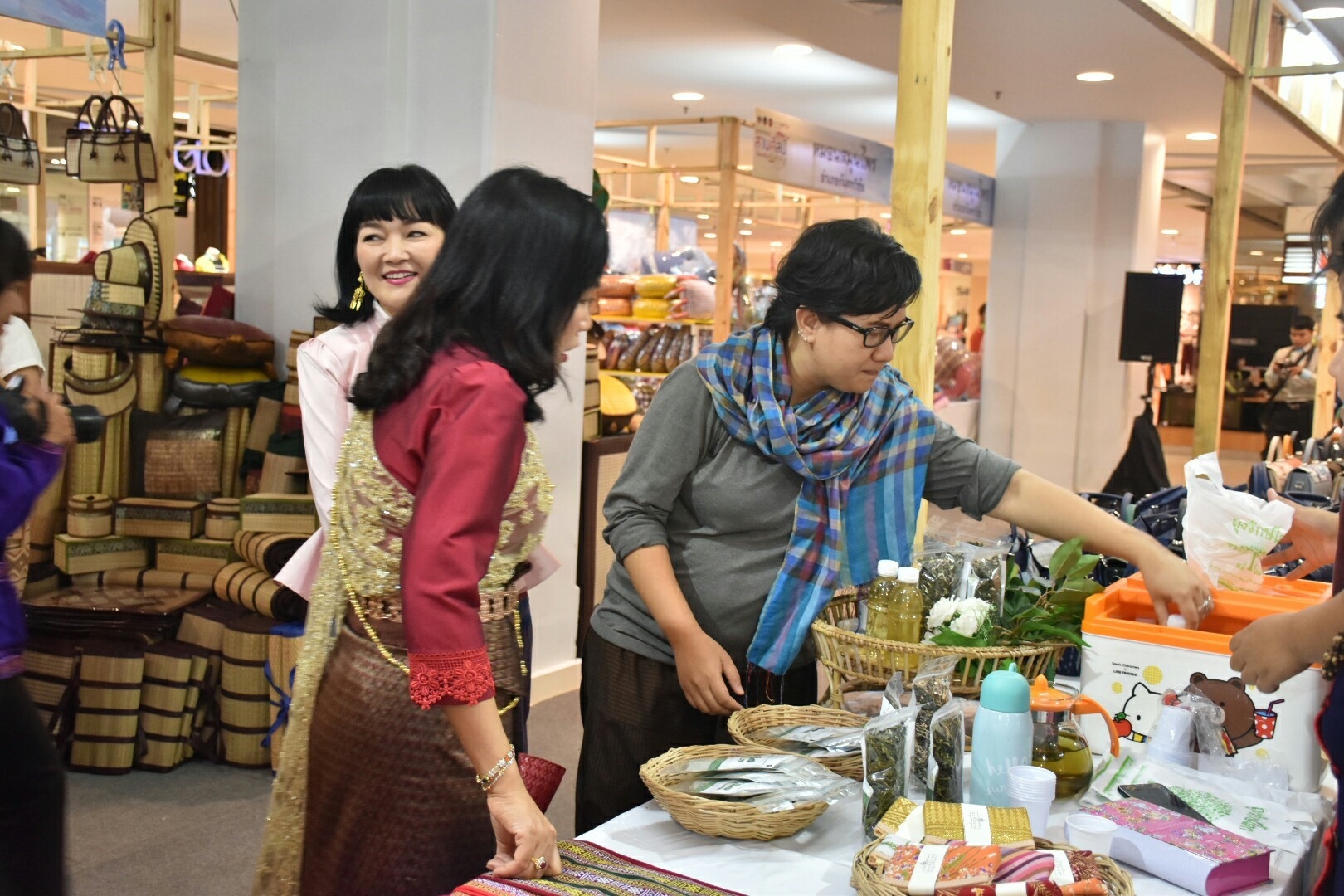 27 เมษายน 2561 งาน “มหาสารคาม สานศิลป์ ถิ่นแพรไหม” มหกรรมแสดงแฟชั่นและจำหน่ายผ้าไหม งานจำหน่ายสินค้า OTOP จังหวัดมหาสารคาม ณ ลานโปรโมชั่น ชั้น 1 ศูนย์การค้าเซ็นทรัลพลาซา จังหวัดอุดรธานี