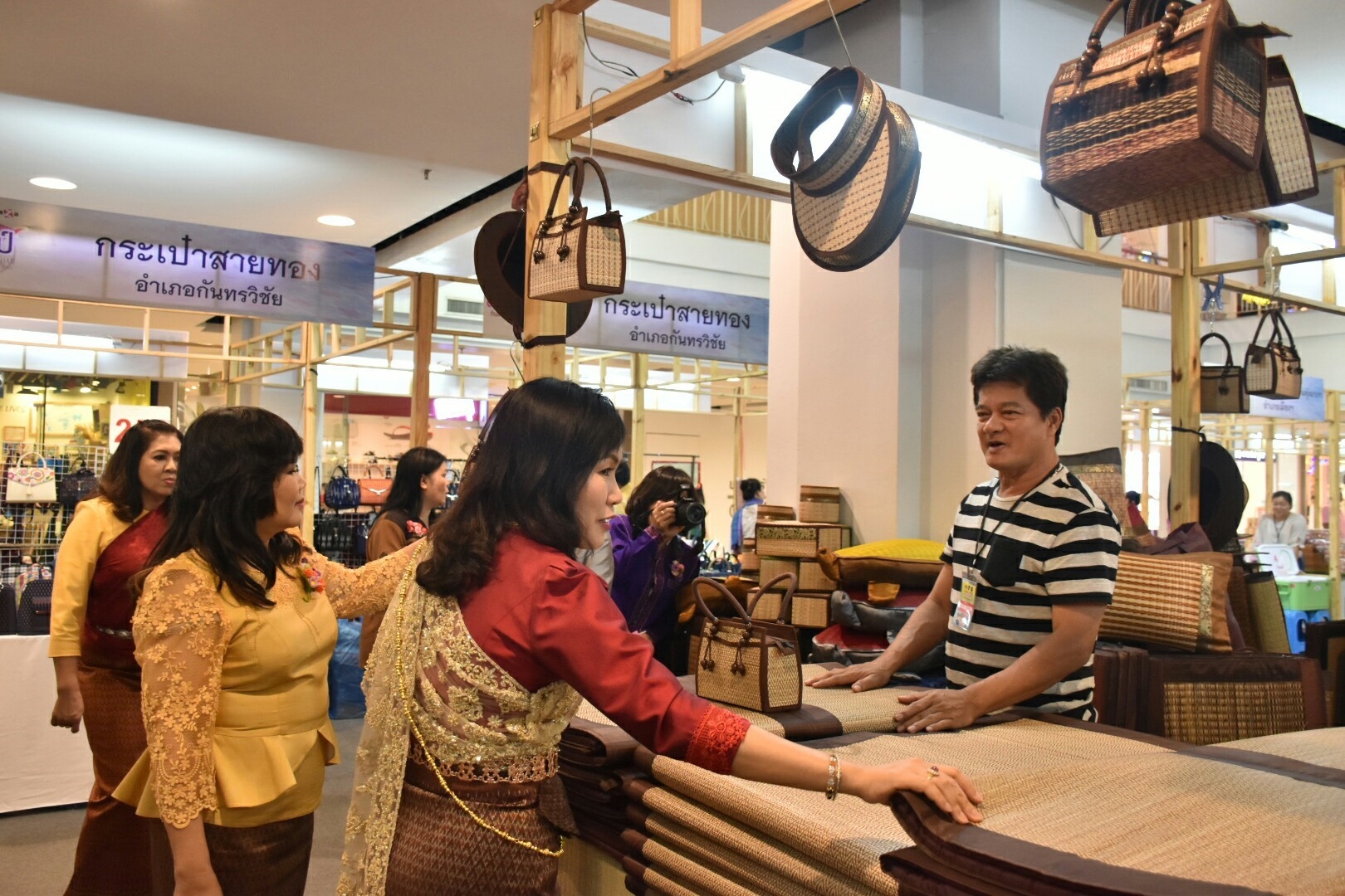 27 เมษายน 2561 งาน “มหาสารคาม สานศิลป์ ถิ่นแพรไหม” มหกรรมแสดงแฟชั่นและจำหน่ายผ้าไหม งานจำหน่ายสินค้า OTOP จังหวัดมหาสารคาม ณ ลานโปรโมชั่น ชั้น 1 ศูนย์การค้าเซ็นทรัลพลาซา จังหวัดอุดรธานี