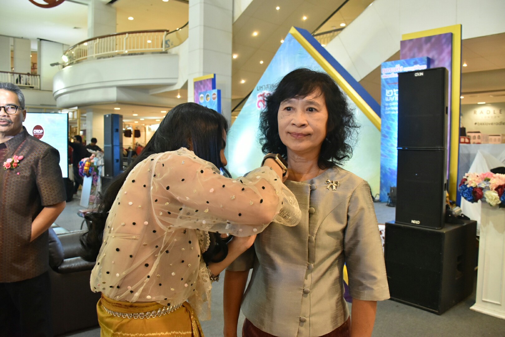 27 เมษายน 2561 งาน “มหาสารคาม สานศิลป์ ถิ่นแพรไหม” มหกรรมแสดงแฟชั่นและจำหน่ายผ้าไหม งานจำหน่ายสินค้า OTOP จังหวัดมหาสารคาม ณ ลานโปรโมชั่น ชั้น 1 ศูนย์การค้าเซ็นทรัลพลาซา จังหวัดอุดรธานี