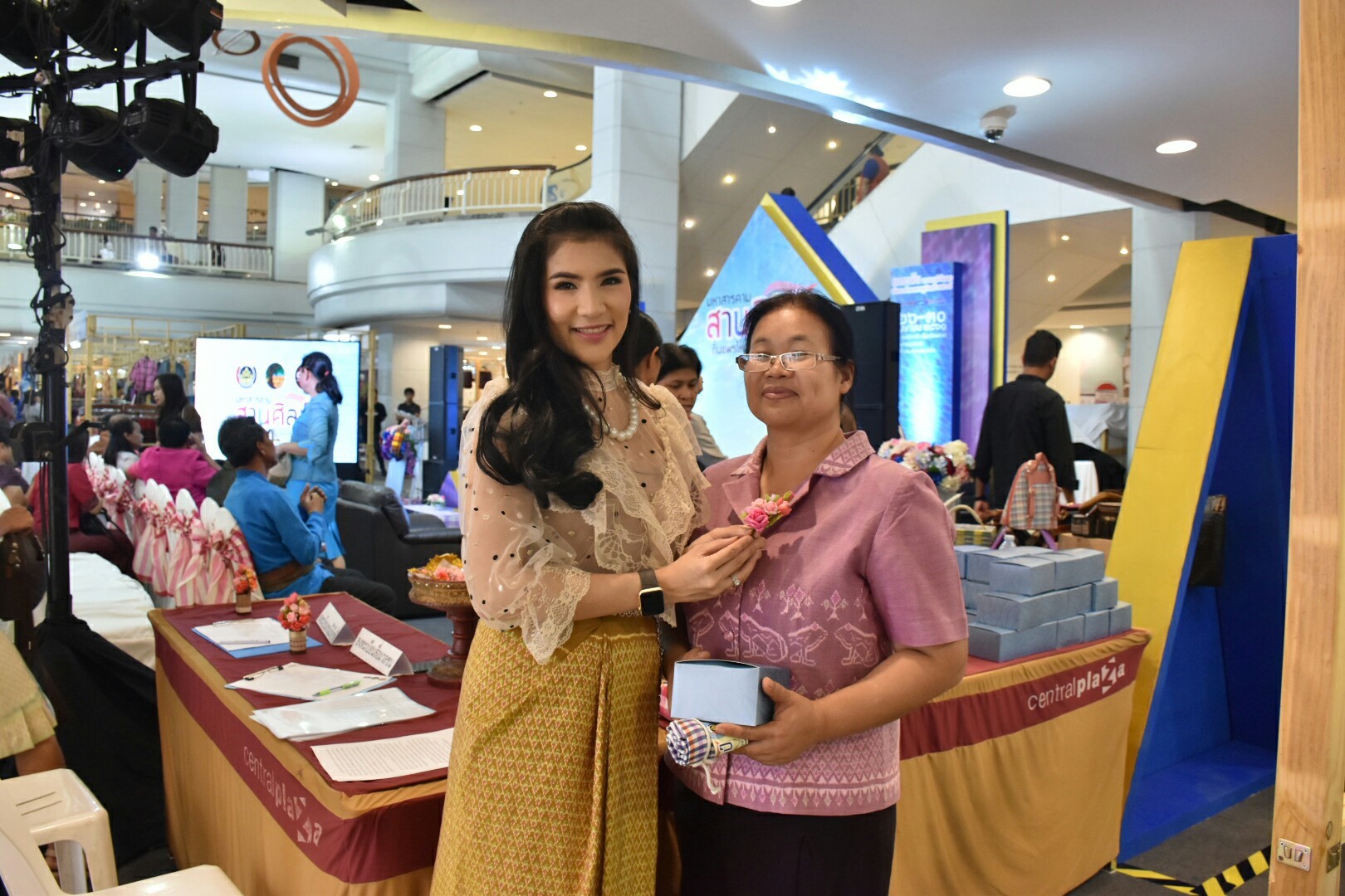 27 เมษายน 2561 งาน “มหาสารคาม สานศิลป์ ถิ่นแพรไหม” มหกรรมแสดงแฟชั่นและจำหน่ายผ้าไหม งานจำหน่ายสินค้า OTOP จังหวัดมหาสารคาม ณ ลานโปรโมชั่น ชั้น 1 ศูนย์การค้าเซ็นทรัลพลาซา จังหวัดอุดรธานี
