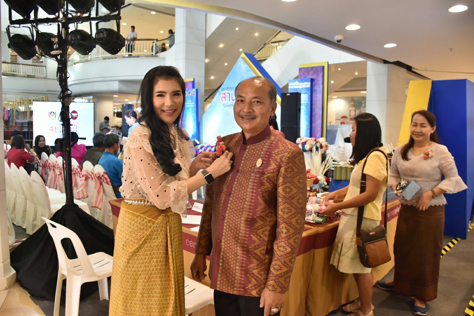 27 เมษายน 2561 งาน “มหาสารคาม สานศิลป์ ถิ่นแพรไหม” มหกรรมแสดงแฟชั่นและจำหน่ายผ้าไหม งานจำหน่ายสินค้า OTOP จังหวัดมหาสารคาม ณ ลานโปรโมชั่น ชั้น 1 ศูนย์การค้าเซ็นทรัลพลาซา จังหวัดอุดรธานี