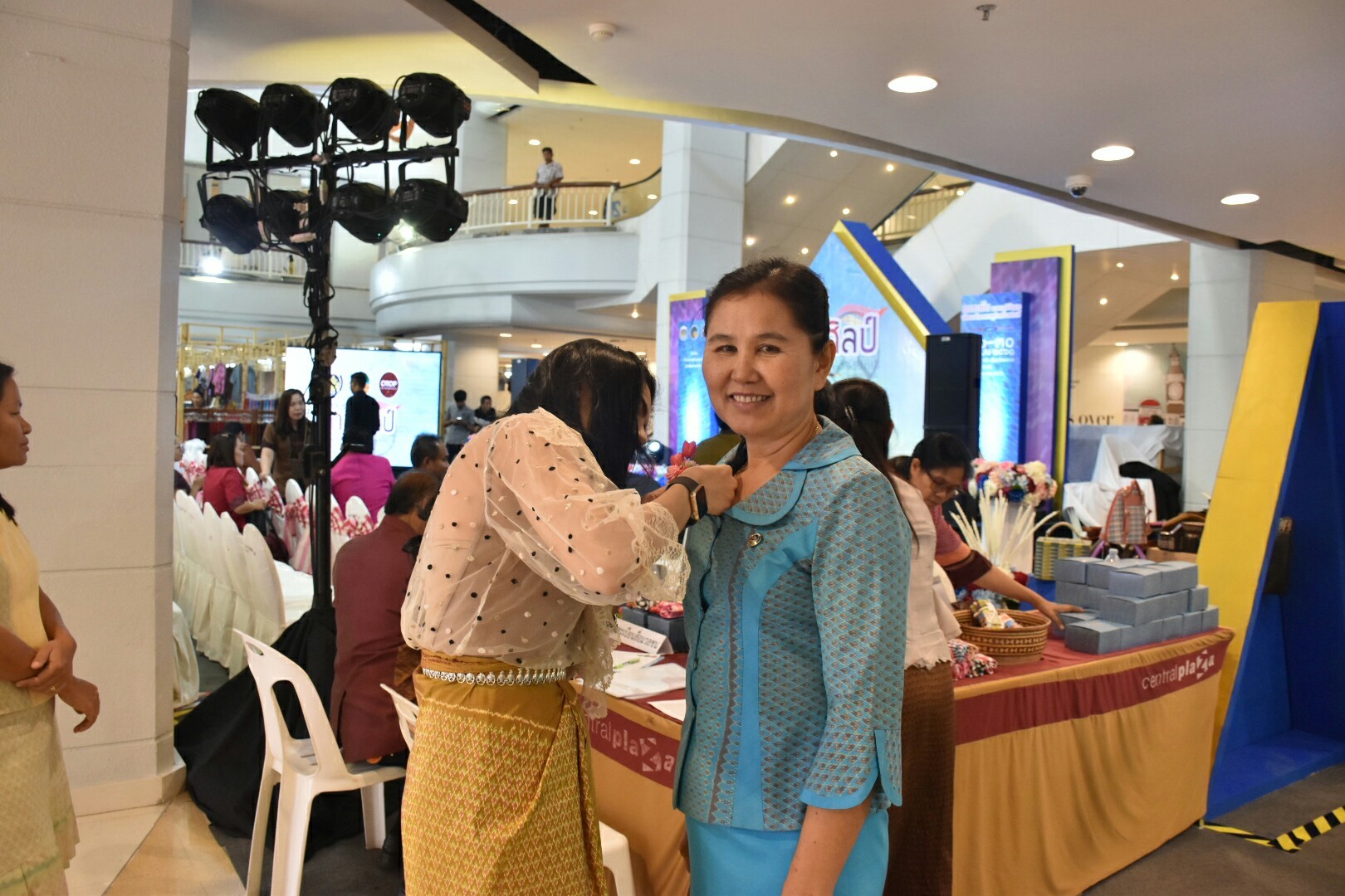 27 เมษายน 2561 งาน “มหาสารคาม สานศิลป์ ถิ่นแพรไหม” มหกรรมแสดงแฟชั่นและจำหน่ายผ้าไหม งานจำหน่ายสินค้า OTOP จังหวัดมหาสารคาม ณ ลานโปรโมชั่น ชั้น 1 ศูนย์การค้าเซ็นทรัลพลาซา จังหวัดอุดรธานี