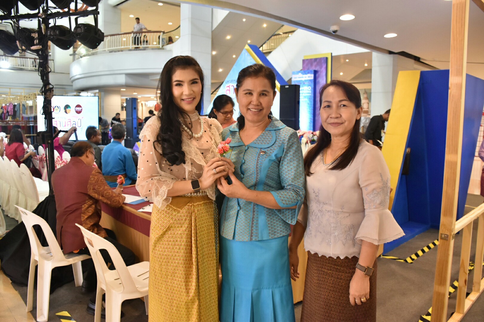 27 เมษายน 2561 งาน “มหาสารคาม สานศิลป์ ถิ่นแพรไหม” มหกรรมแสดงแฟชั่นและจำหน่ายผ้าไหม งานจำหน่ายสินค้า OTOP จังหวัดมหาสารคาม ณ ลานโปรโมชั่น ชั้น 1 ศูนย์การค้าเซ็นทรัลพลาซา จังหวัดอุดรธานี