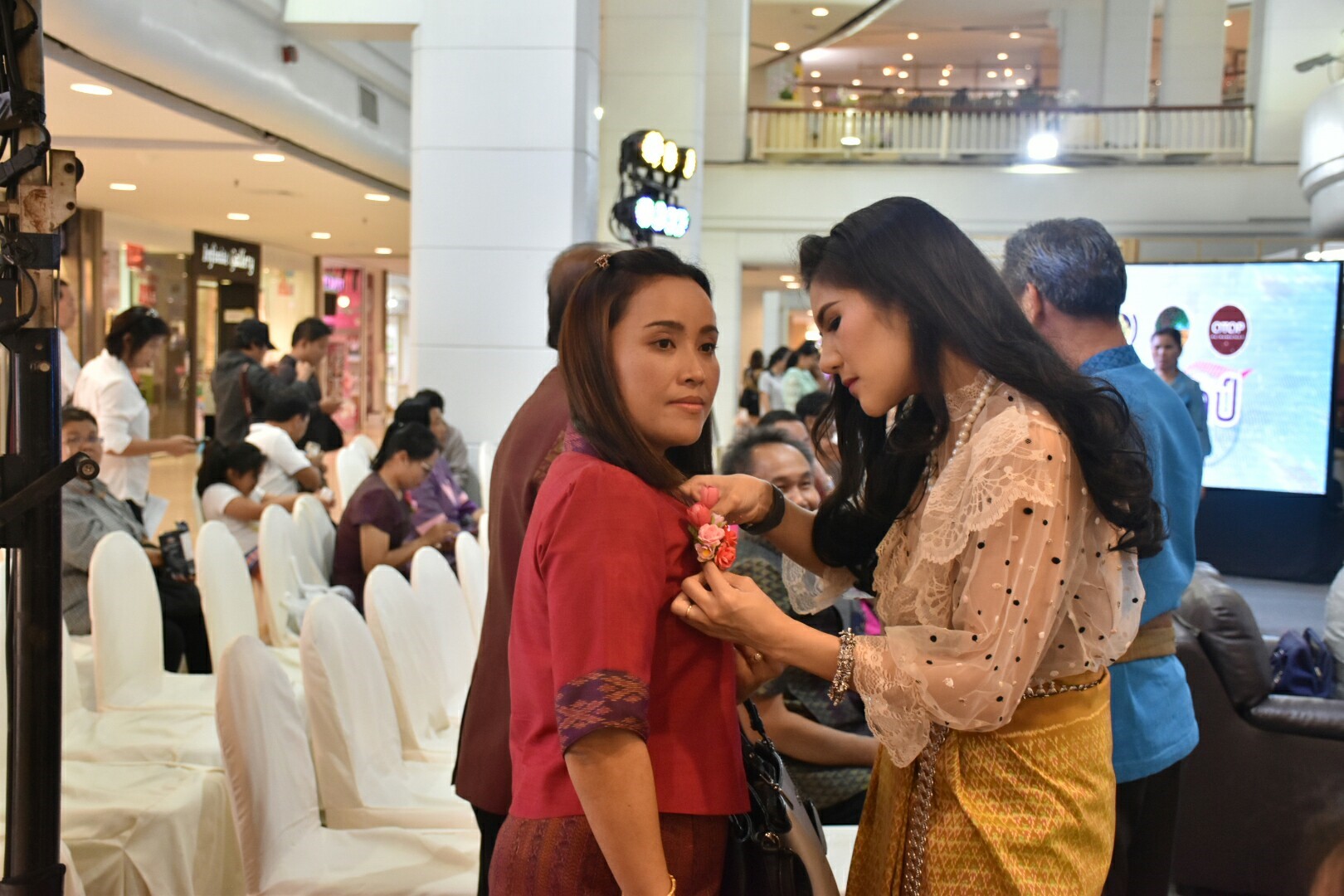 27 เมษายน 2561 งาน “มหาสารคาม สานศิลป์ ถิ่นแพรไหม” มหกรรมแสดงแฟชั่นและจำหน่ายผ้าไหม งานจำหน่ายสินค้า OTOP จังหวัดมหาสารคาม ณ ลานโปรโมชั่น ชั้น 1 ศูนย์การค้าเซ็นทรัลพลาซา จังหวัดอุดรธานี