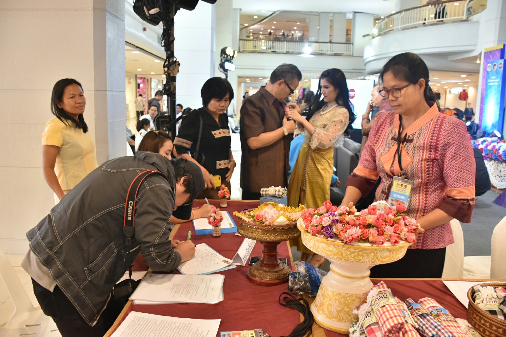 27 เมษายน 2561 งาน “มหาสารคาม สานศิลป์ ถิ่นแพรไหม” มหกรรมแสดงแฟชั่นและจำหน่ายผ้าไหม งานจำหน่ายสินค้า OTOP จังหวัดมหาสารคาม ณ ลานโปรโมชั่น ชั้น 1 ศูนย์การค้าเซ็นทรัลพลาซา จังหวัดอุดรธานี
