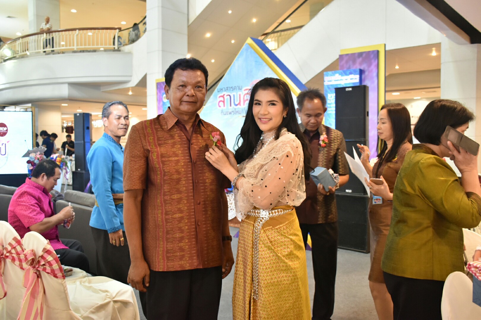 27 เมษายน 2561 งาน “มหาสารคาม สานศิลป์ ถิ่นแพรไหม” มหกรรมแสดงแฟชั่นและจำหน่ายผ้าไหม งานจำหน่ายสินค้า OTOP จังหวัดมหาสารคาม ณ ลานโปรโมชั่น ชั้น 1 ศูนย์การค้าเซ็นทรัลพลาซา จังหวัดอุดรธานี