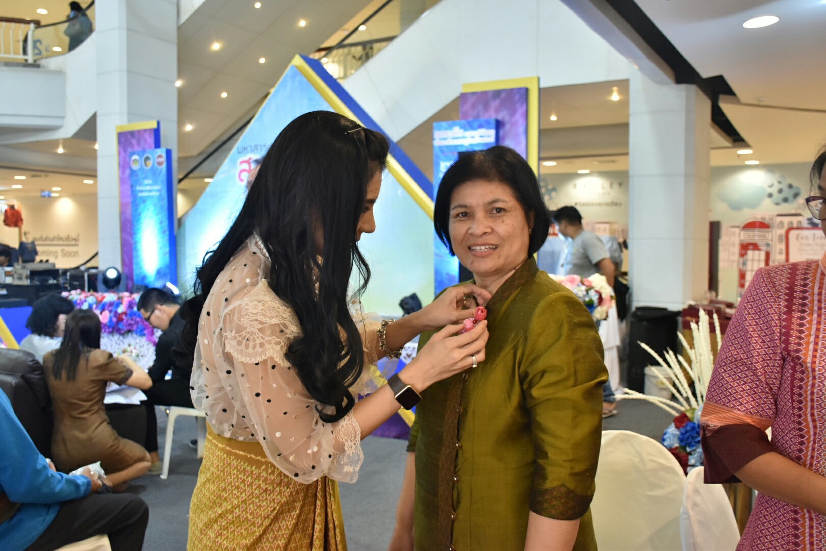 27 เมษายน 2561 งาน “มหาสารคาม สานศิลป์ ถิ่นแพรไหม” มหกรรมแสดงแฟชั่นและจำหน่ายผ้าไหม งานจำหน่ายสินค้า OTOP จังหวัดมหาสารคาม ณ ลานโปรโมชั่น ชั้น 1 ศูนย์การค้าเซ็นทรัลพลาซา จังหวัดอุดรธานี