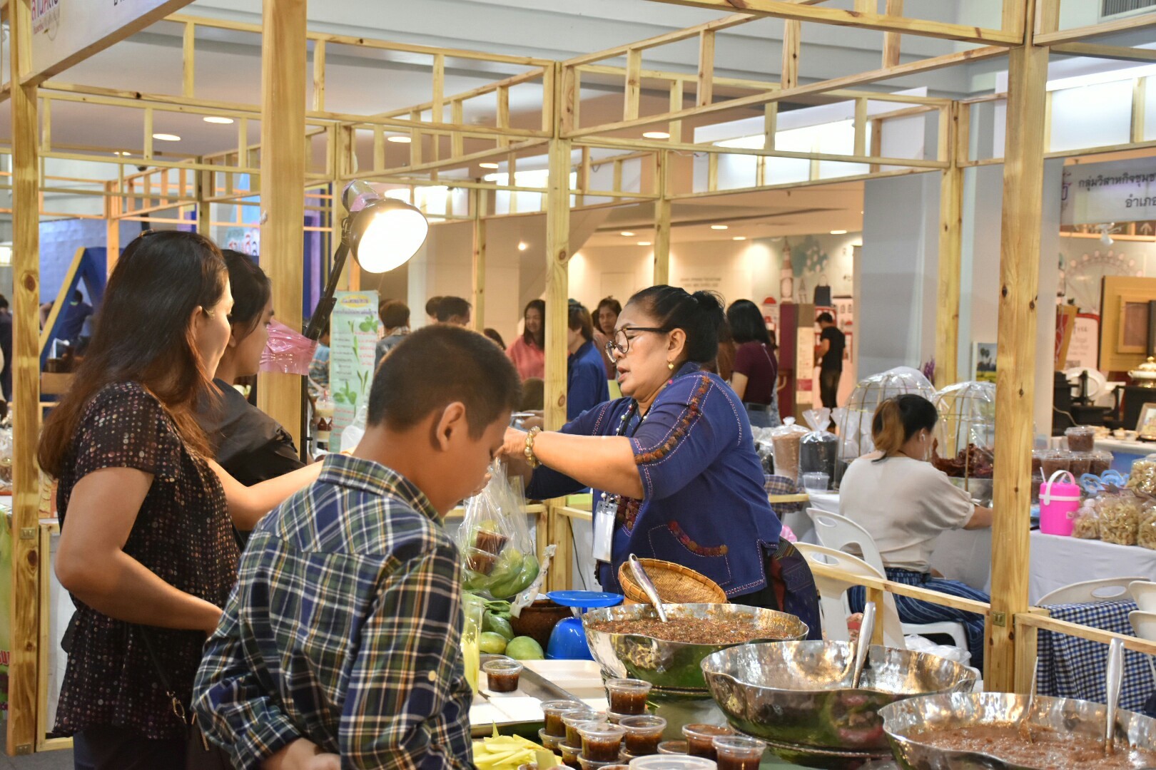 27 เมษายน 2561 งาน “มหาสารคาม สานศิลป์ ถิ่นแพรไหม” มหกรรมแสดงแฟชั่นและจำหน่ายผ้าไหม งานจำหน่ายสินค้า OTOP จังหวัดมหาสารคาม ณ ลานโปรโมชั่น ชั้น 1 ศูนย์การค้าเซ็นทรัลพลาซา จังหวัดอุดรธานี