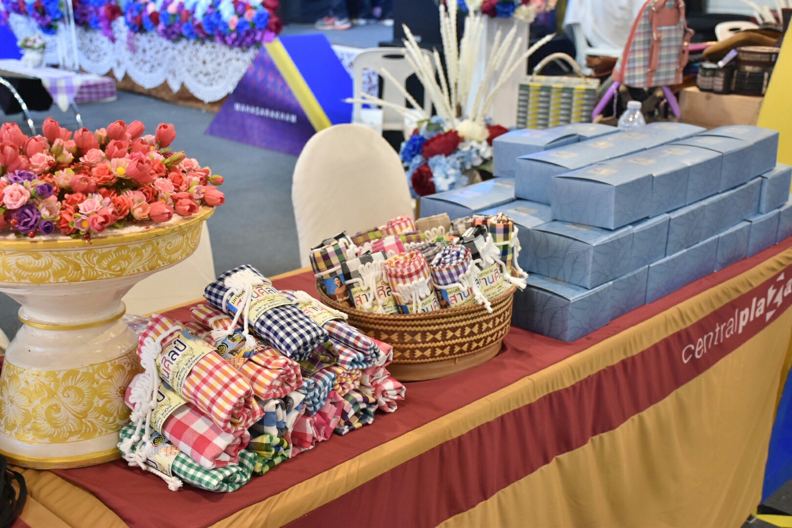 27 เมษายน 2561 งาน “มหาสารคาม สานศิลป์ ถิ่นแพรไหม” มหกรรมแสดงแฟชั่นและจำหน่ายผ้าไหม งานจำหน่ายสินค้า OTOP จังหวัดมหาสารคาม ณ ลานโปรโมชั่น ชั้น 1 ศูนย์การค้าเซ็นทรัลพลาซา จังหวัดอุดรธานี