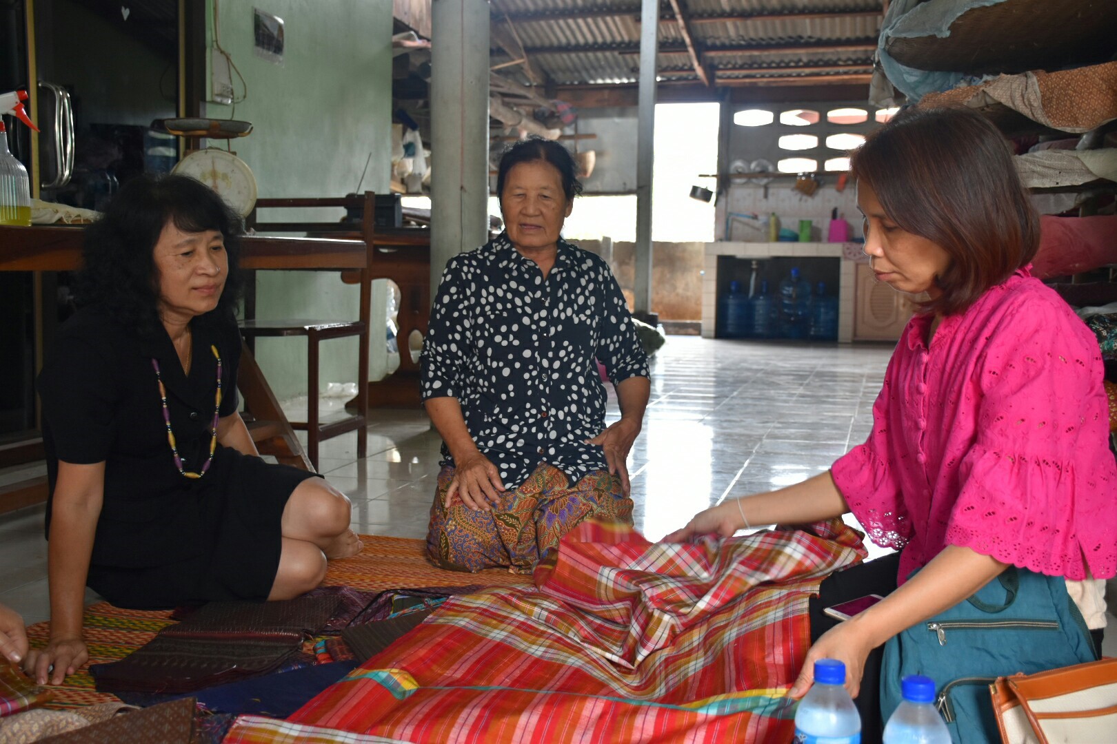 24 พฤษภาคม 2561 ผู้ตรวจราชการกระทรวงมหาดไทย ลงพื้นที่ติดตามการดำเนินงานการขับเคลื่อนการพัฒนาประเทศตามโครงการไทยนิยม ยั่งยืน เวทีที่ 4 ณ วัดโพธิ์หนองบุญชู หมู่ 17 บ้านหนองบุญชู ตำบลกู่ทอง อำเภอเชียงยืน จังหวัดมหาสารคาม
