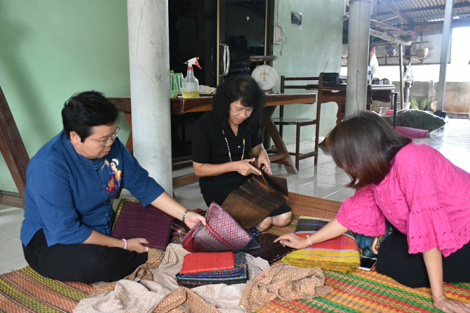 24 พฤษภาคม 2561 ผู้ตรวจราชการกระทรวงมหาดไทย ลงพื้นที่ติดตามการดำเนินงานการขับเคลื่อนการพัฒนาประเทศตามโครงการไทยนิยม ยั่งยืน เวทีที่ 4 ณ วัดโพธิ์หนองบุญชู หมู่ 17 บ้านหนองบุญชู ตำบลกู่ทอง อำเภอเชียงยืน จังหวัดมหาสารคาม