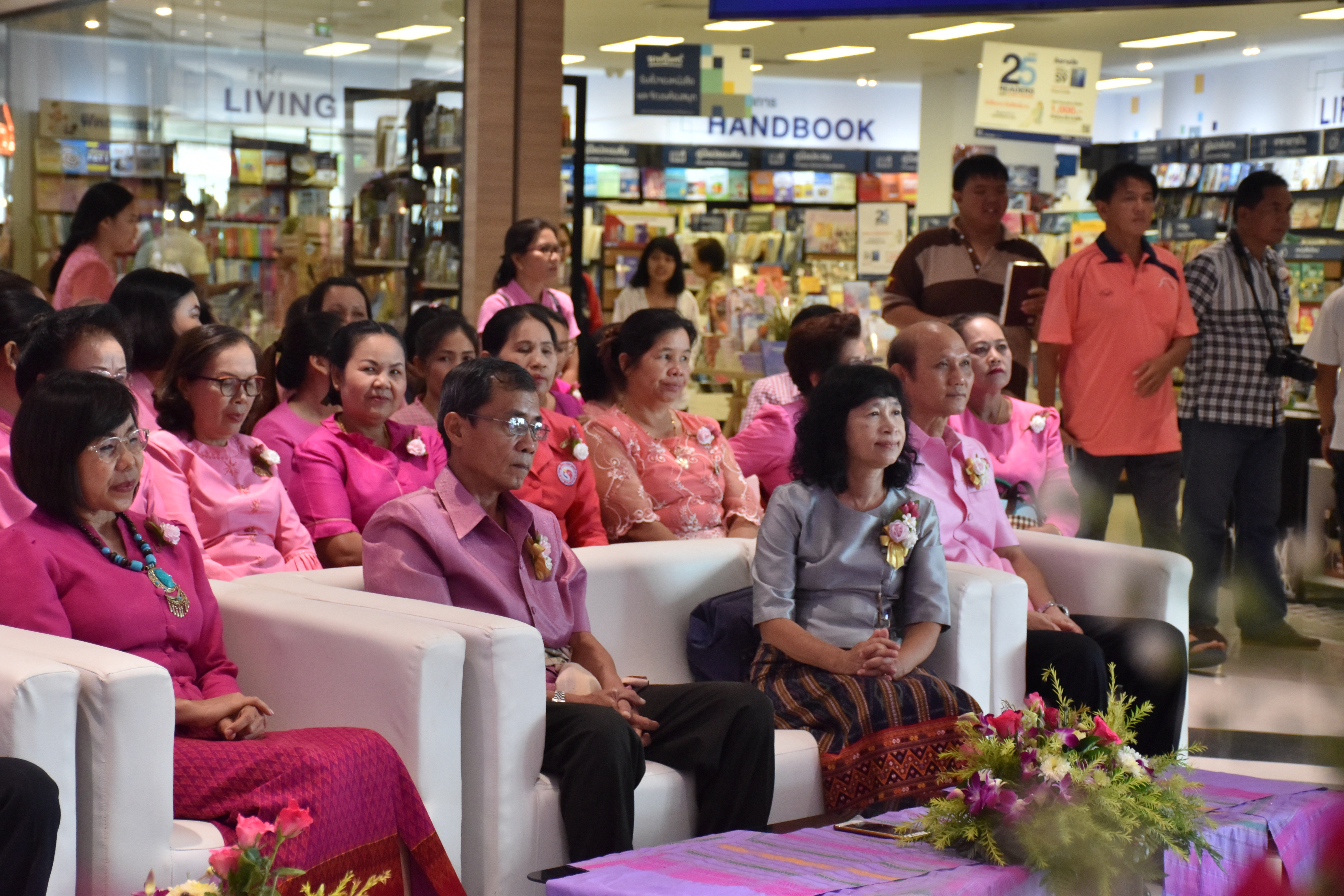 23 มิถุนายน 2561พิธีเปิดงานจำหน่ายผลิตภัณฑ์  กลุ่มอาชีพสมาชิกกองทุนพัฒนาบทบาทสตรี     และภาคีเครือข่าย สร้างอาชีพ เพิ่มรายได้ และคุณภาพชีวิตที่มั่นคง