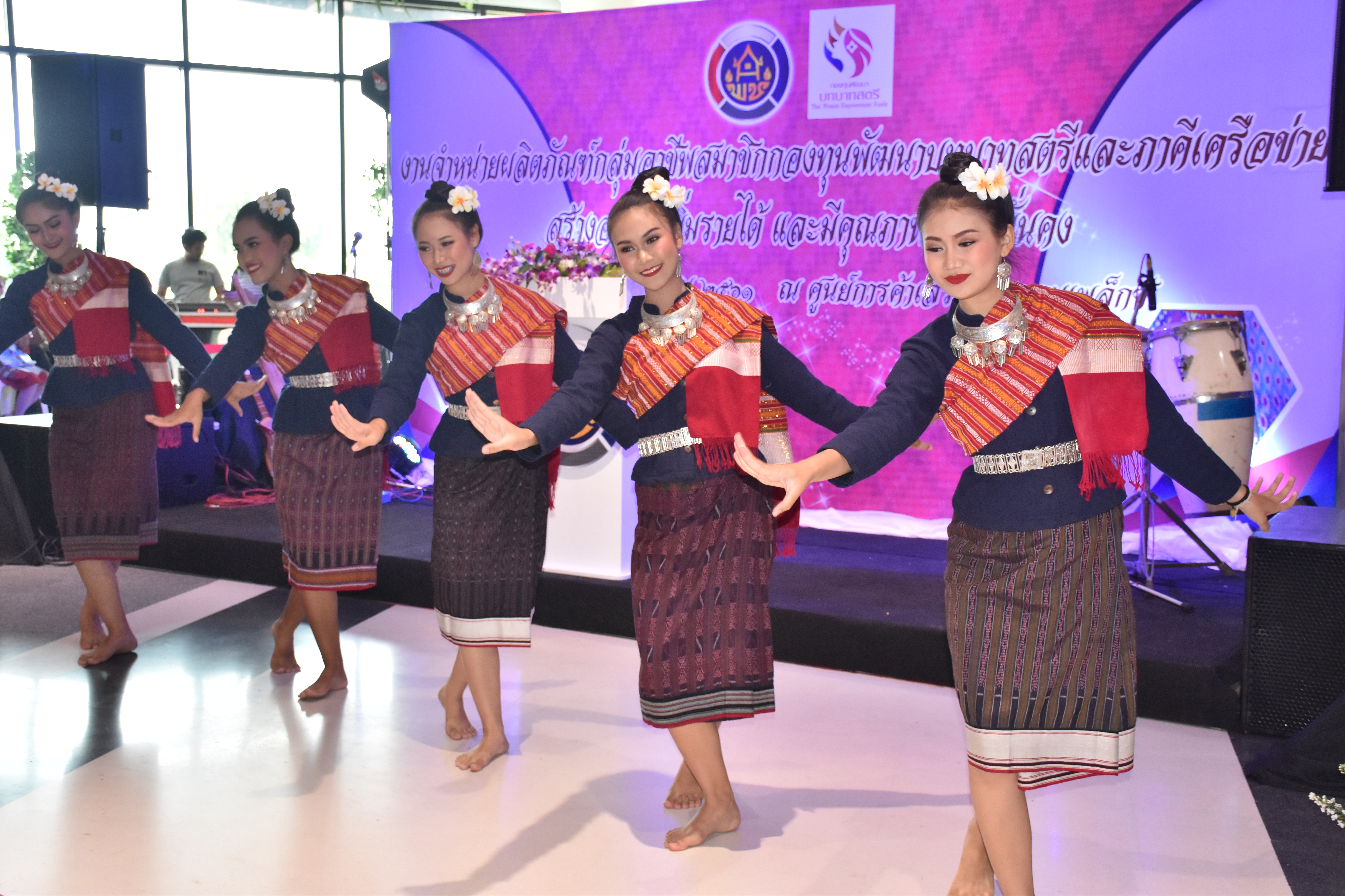 23 มิถุนายน 2561พิธีเปิดงานจำหน่ายผลิตภัณฑ์  กลุ่มอาชีพสมาชิกกองทุนพัฒนาบทบาทสตรี     และภาคีเครือข่าย สร้างอาชีพ เพิ่มรายได้ และคุณภาพชีวิตที่มั่นคง