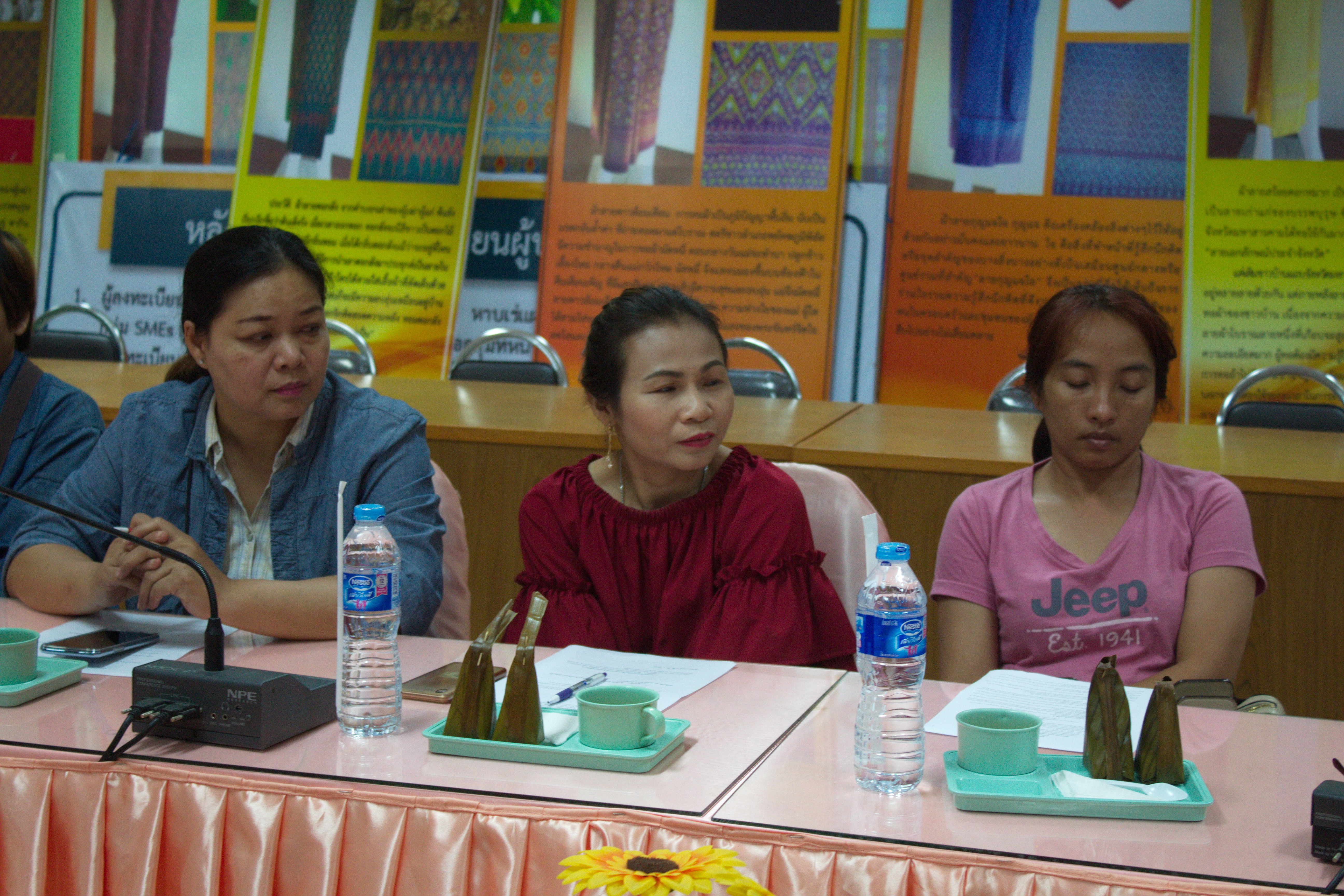11 พฤษภาคม 2561 การประชุมเตรียมความพร้อมผู้ผลิตผู้ประกอบการ OTOP เข้าร่วมจัดแสดงและจำหน่ายผลิตภัณฑ์ไหมและสินค้า OTOP ในงาน  “มหกรรมผลิตภัณฑ์ภูมิปัญญา ร้อยแก่นสารสินธุ์ สู่สากล” ณ ศูนย์การค้าแพชชั่นช็อปปิ้ง เดสติเนชั่น อำเภอเมืองระยอง จังหวัดระยอง