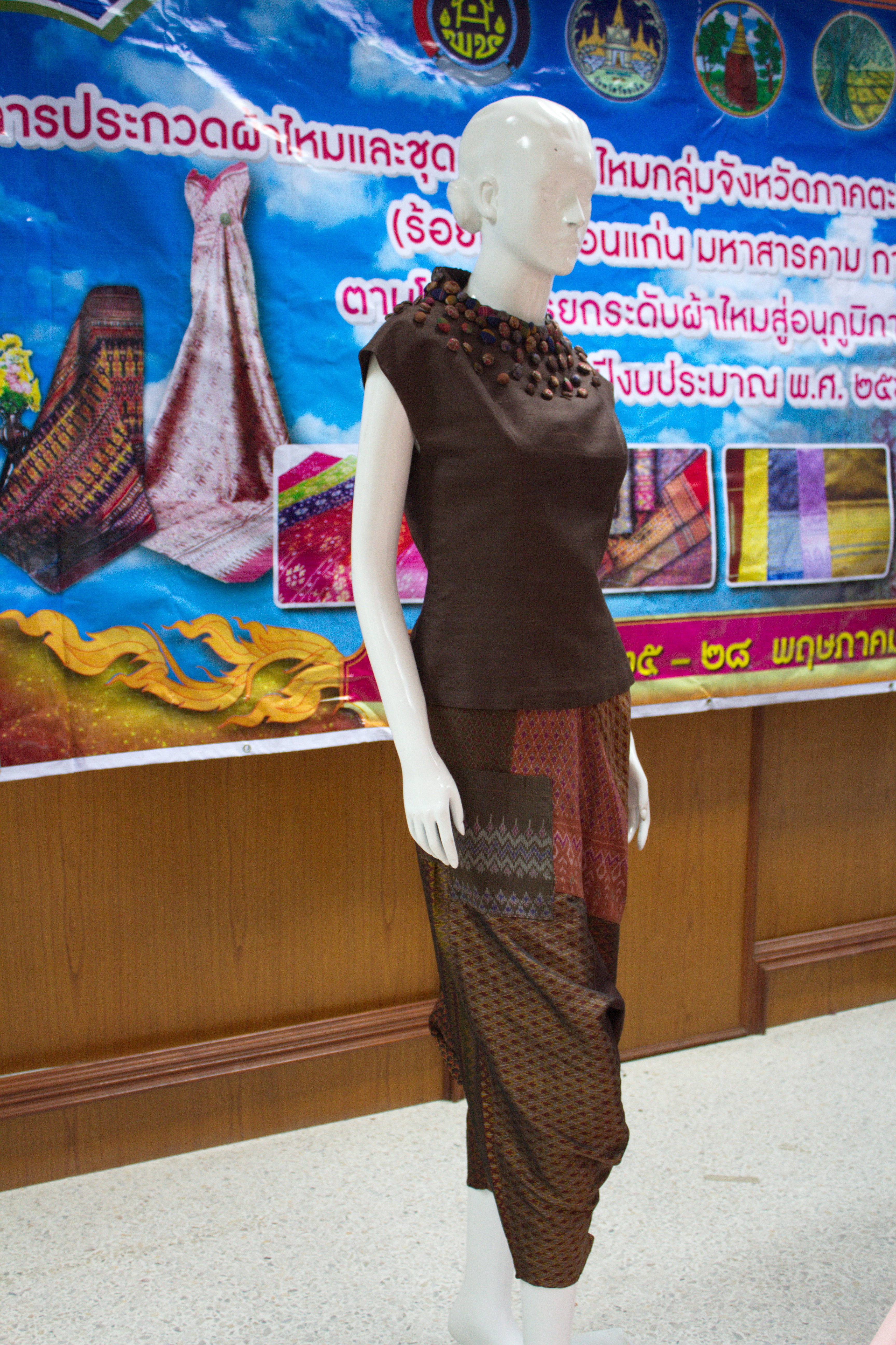 28 พฤษภาคม 2561 จัดการประกวดผ้าไหมและชุดแฟชั่นผ้าไหมกลุ่มจังหวัดภาคตะวันออกเฉียงเหนือตอนกลาง ตามโครงการยกระดับผ้าไหมสู่อนุภูมิภาคลุ่มน้ำโขง ประจำปีงบประมาณ พ.ศ.2561 ของกลุ่มจังหวัดร้อยแก่นสารสินธุ์