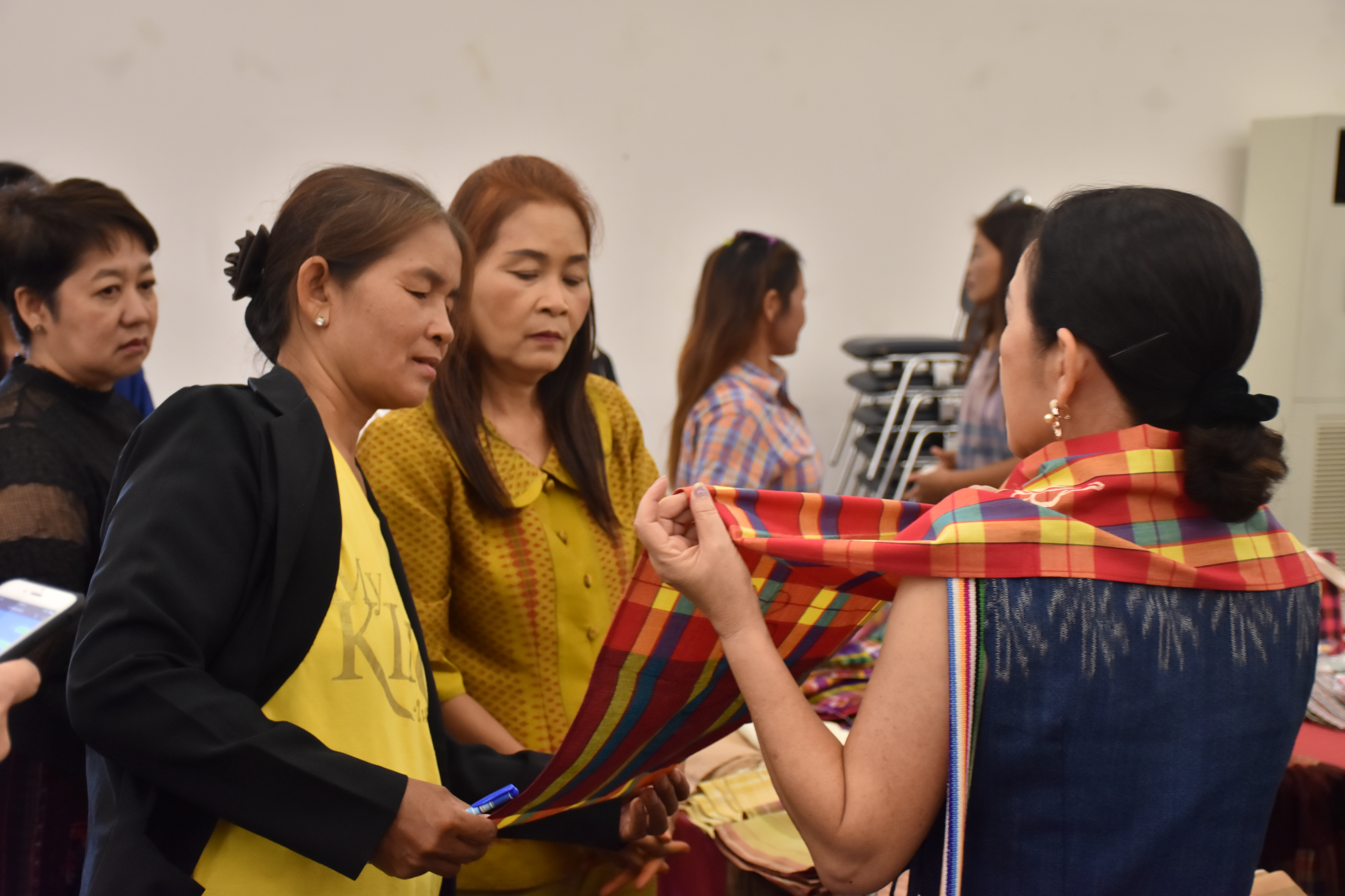9 กรกฎาคม 2561 การประชุมเชิงปฏิบัติการโครงการยกระดับผ้าทออีสานสู่สากล กิจกรรมสนับสนุนการพัฒนาผลิตภัณฑ์ผ้าทอ ระดับจังหวัด