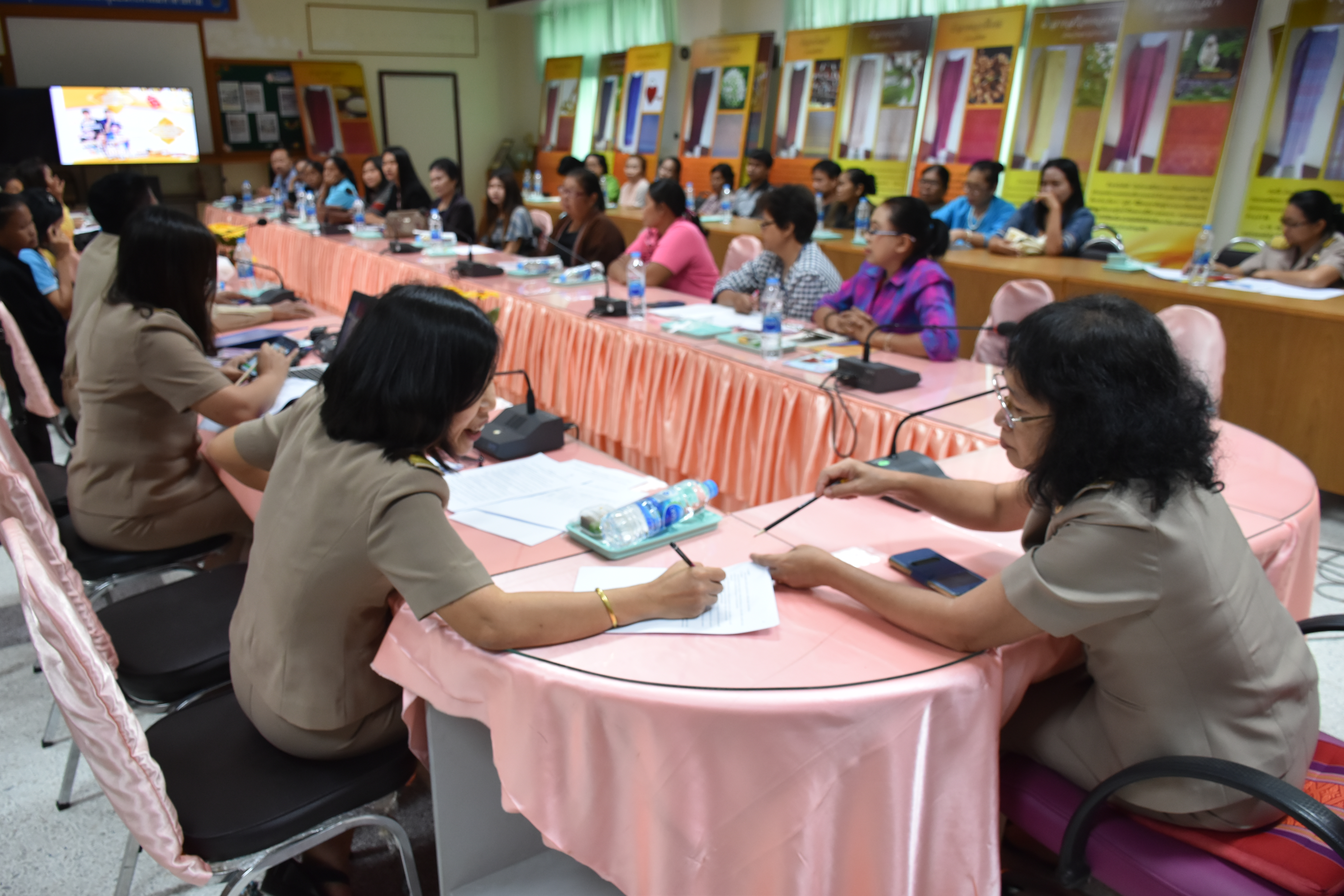 6 สิงหาคม 2561 ประชุมเตรียมความพร้อมการจัดแสดงและจำหน่ายสินค้า OTOP งาน “ชม ชิม ช้อป OTOP @ มหาสารคาม” และงาน “ศิลปาชีพ ประทีปไทย OTOP ก้าวไกล ด้วยพระบารมี ปี พ.ศ. 2561
