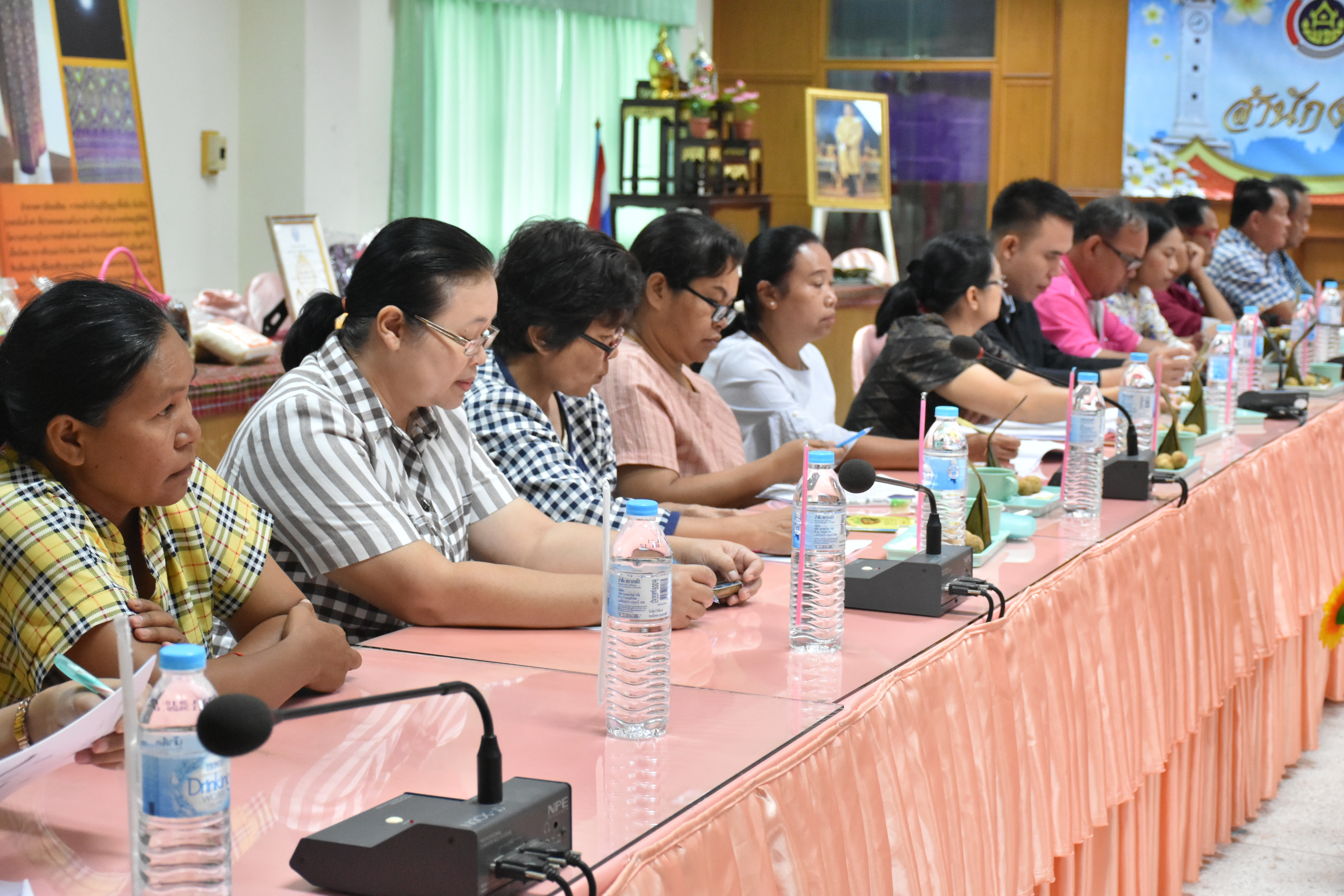 @ มหาสารคาม 11 กันยายน 2561 ประชุมคณะทำงานด้านการขับเคลื่อนการพัฒนาเศรษฐกิจฐานรากและประชารัฐ (E3) และผู้เกี่ยวข้อง (เพื่อสรุปบทเรียนการพัฒนาเศรษฐกิจ ฐานรากและประชารัฐ ประเภทกลุ่มงานการเกษตรและการแปรรูป (OTOP/SMEs) ครั้งที่ 1/2561