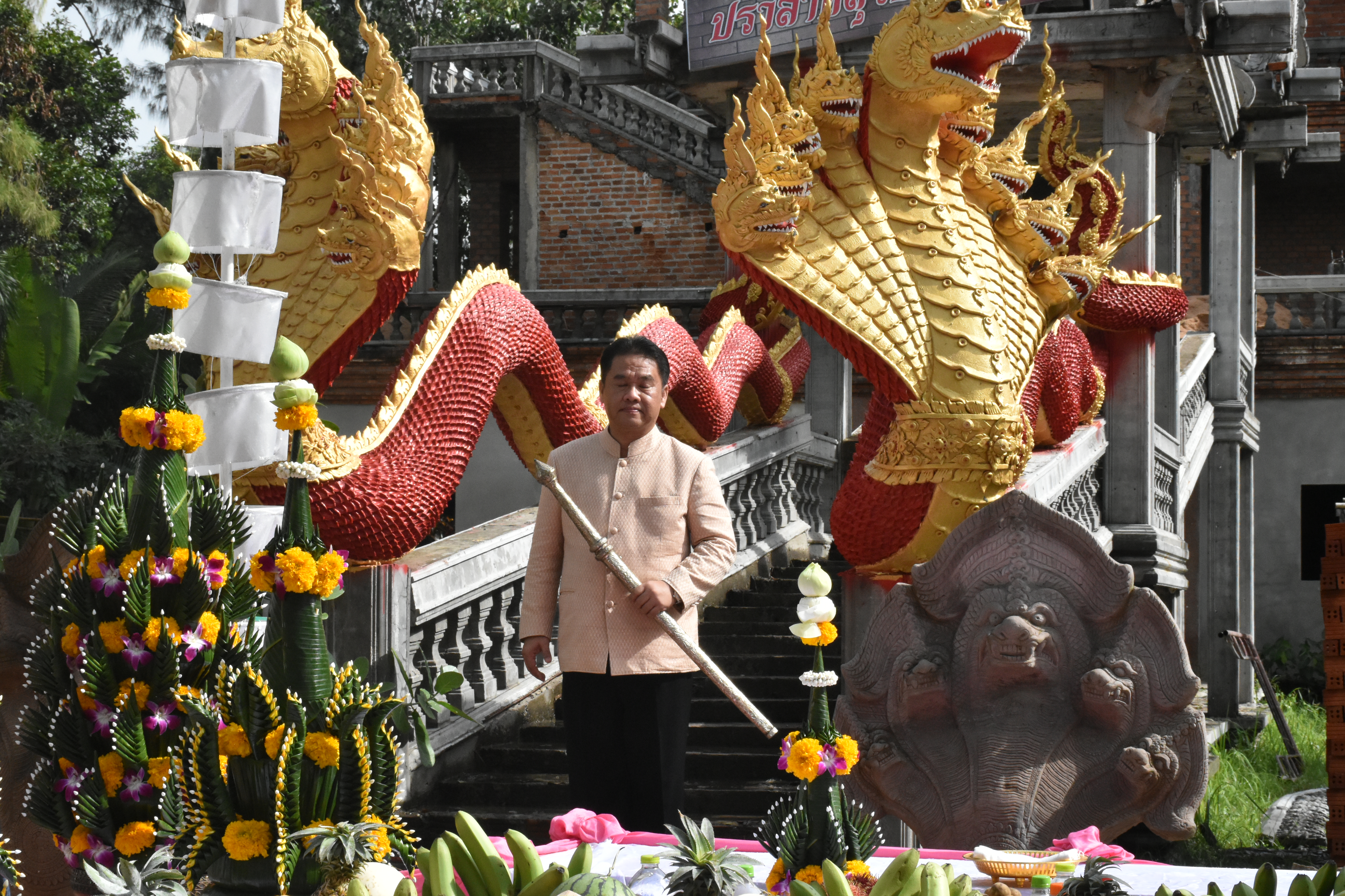 @ มหาสารคาม วันที่ 9 กันยายน 2561 เวลา 09.49 น. นายสมหวัง พ่วงบางโพ รองอธิบดีกรมการพัฒนาชุมชน ประธานพิธีถวายเสาอโศกเพื่อเป็นพุทธบูชา ณ วัดป่ารัตนพรชัย อำเภอวาปีปทุม จังหวัดมหาสารคาม