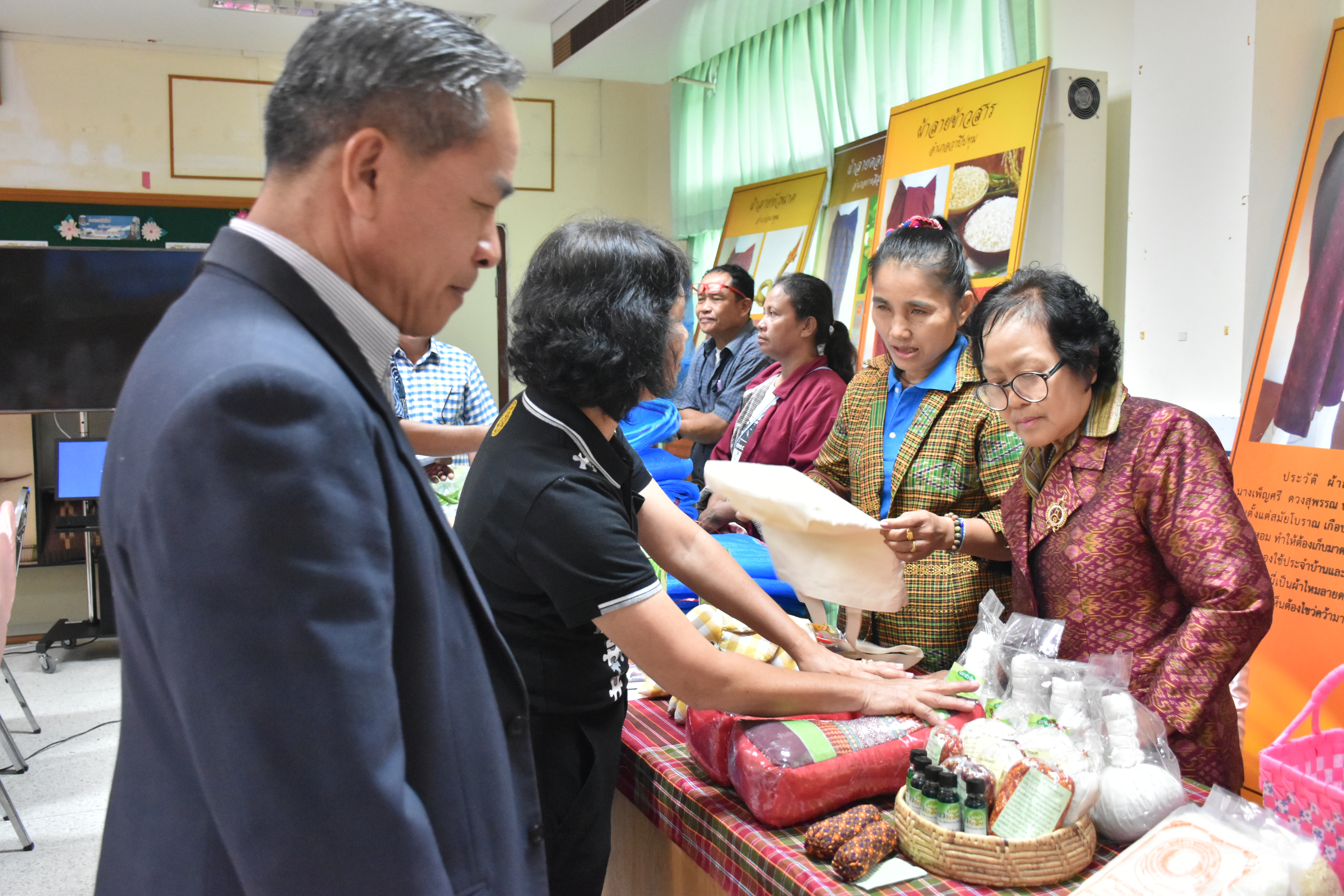 @ มหาสารคาม 11 กันยายน 2561 ประชุมคณะทำงานด้านการขับเคลื่อนการพัฒนาเศรษฐกิจฐานรากและประชารัฐ (E3) และผู้เกี่ยวข้อง (เพื่อสรุปบทเรียนการพัฒนาเศรษฐกิจ ฐานรากและประชารัฐ ประเภทกลุ่มงานการเกษตรและการแปรรูป (OTOP/SMEs) ครั้งที่ 1/2561