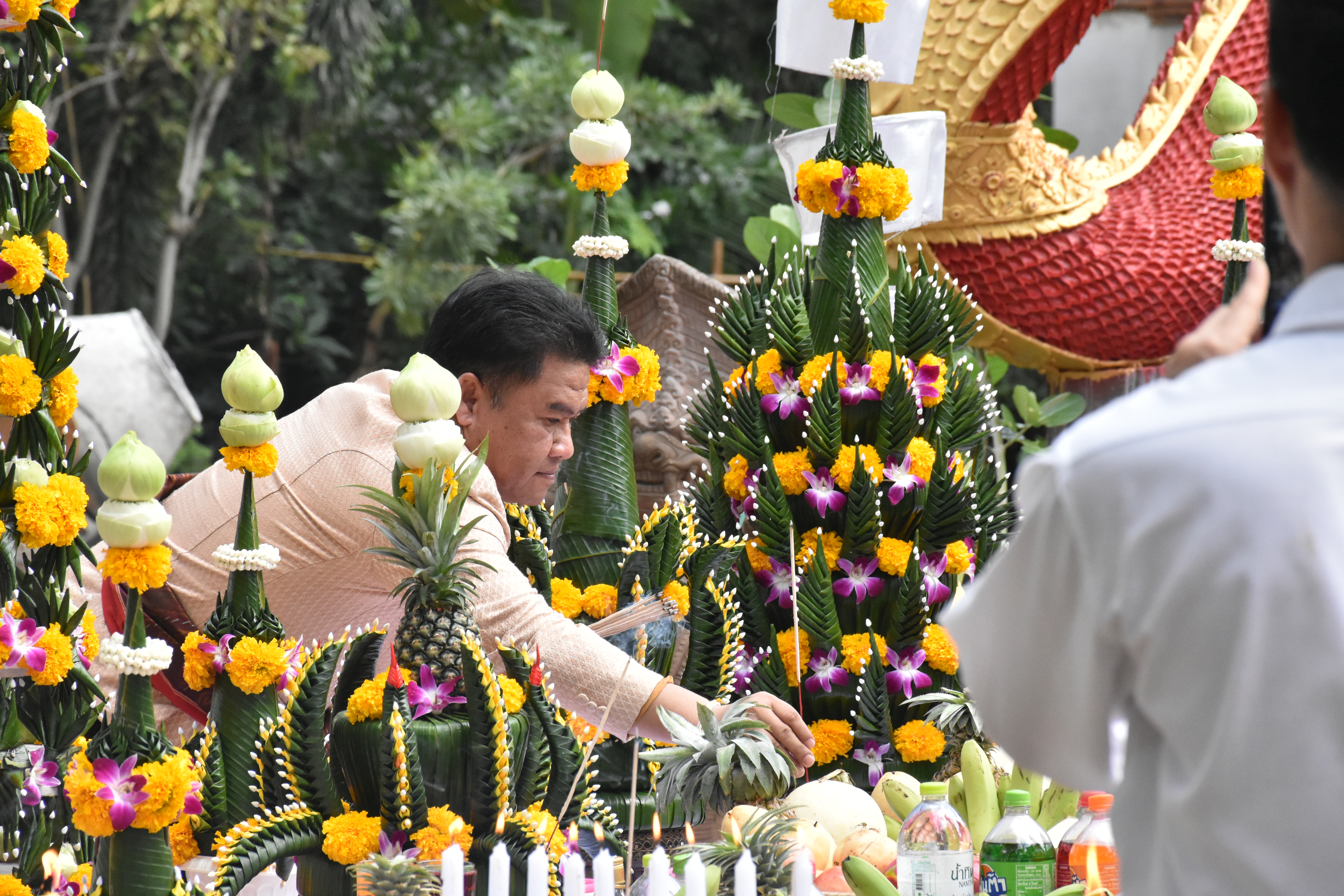 @ มหาสารคาม วันที่ 9 กันยายน 2561 เวลา 09.49 น. นายสมหวัง พ่วงบางโพ รองอธิบดีกรมการพัฒนาชุมชน ประธานพิธีถวายเสาอโศกเพื่อเป็นพุทธบูชา ณ วัดป่ารัตนพรชัย อำเภอวาปีปทุม จังหวัดมหาสารคาม
