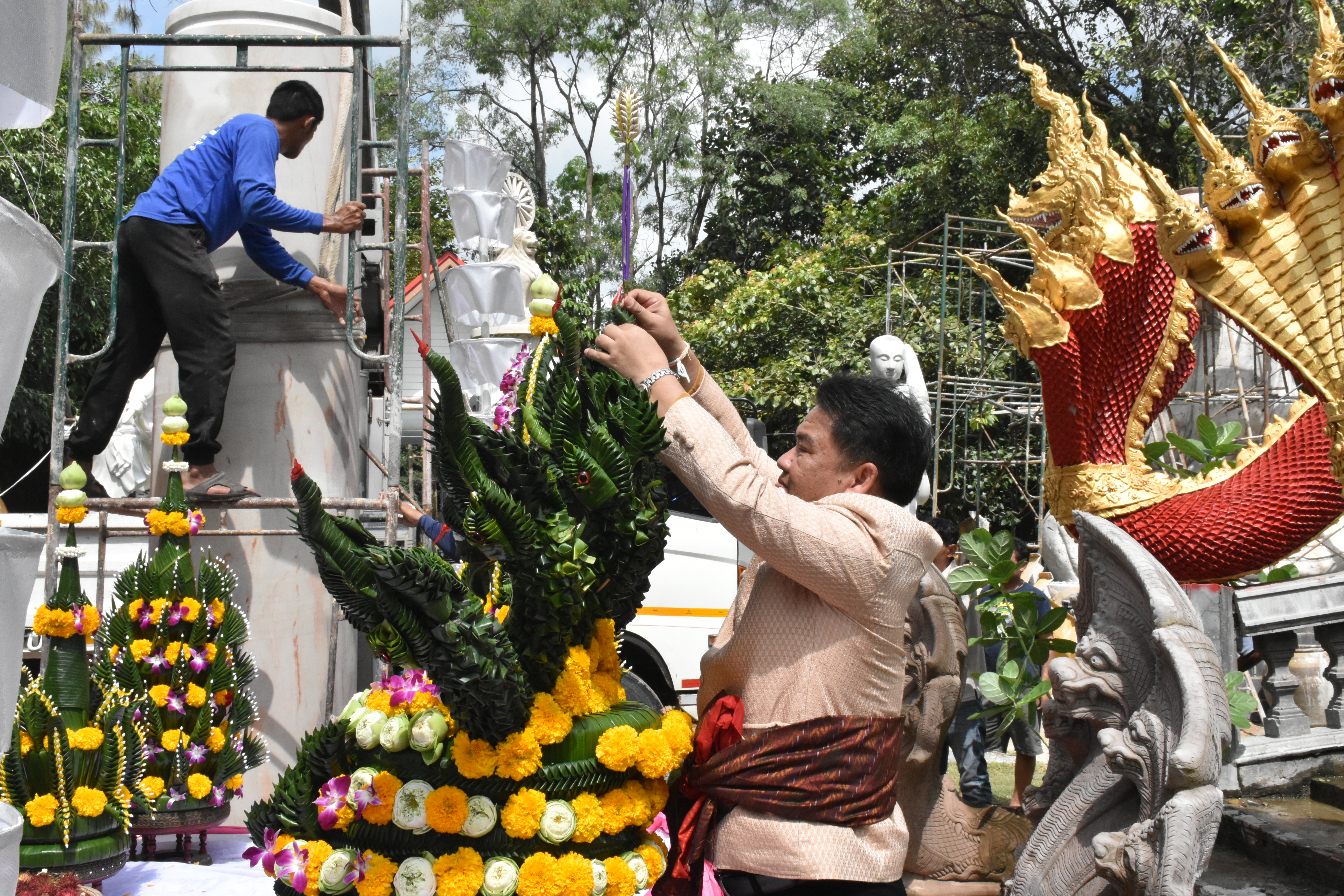 @ มหาสารคาม วันที่ 9 กันยายน 2561 เวลา 09.49 น. นายสมหวัง พ่วงบางโพ รองอธิบดีกรมการพัฒนาชุมชน ประธานพิธีถวายเสาอโศกเพื่อเป็นพุทธบูชา ณ วัดป่ารัตนพรชัย อำเภอวาปีปทุม จังหวัดมหาสารคาม