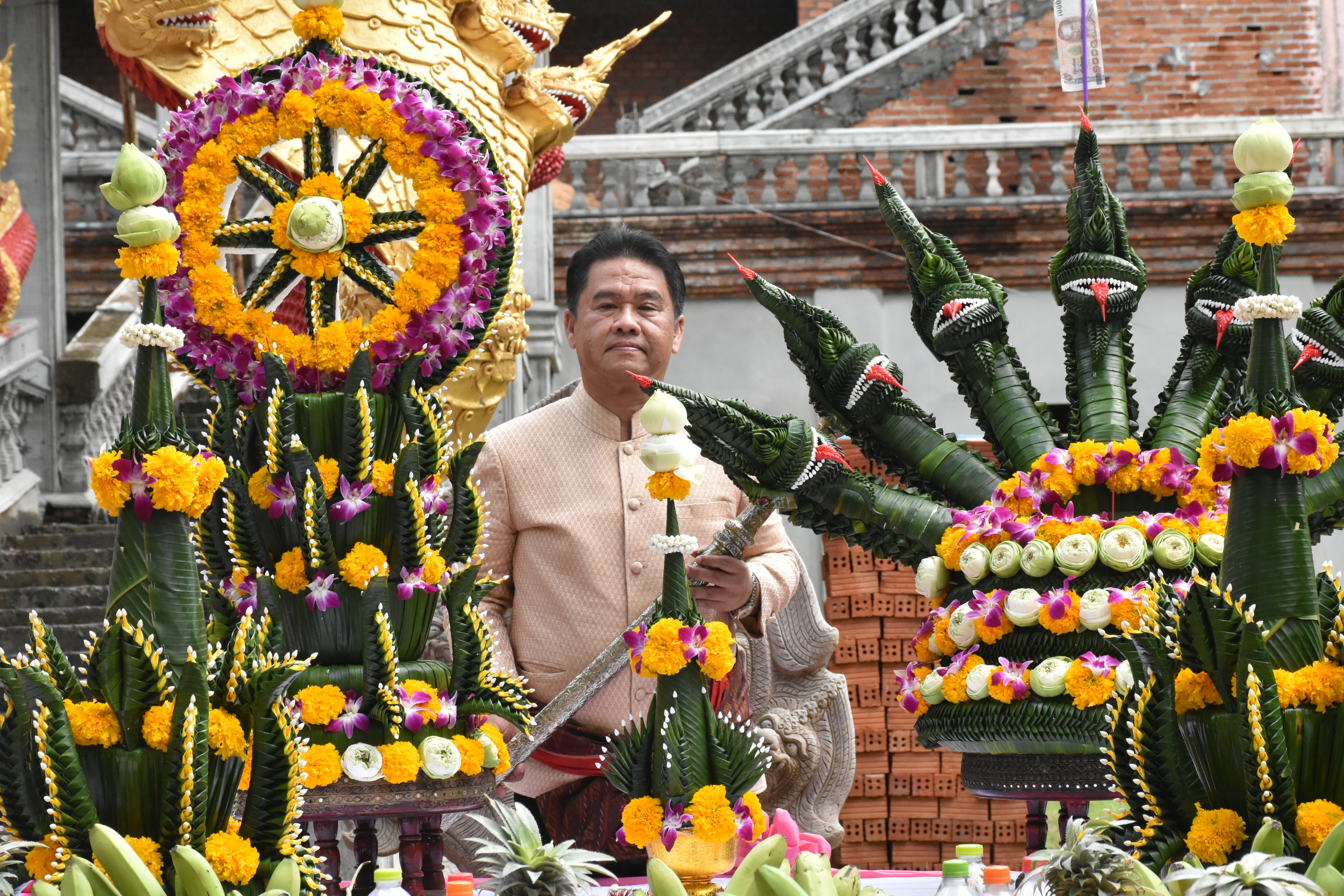 @ มหาสารคาม วันที่ 9 กันยายน 2561 เวลา 09.49 น. นายสมหวัง พ่วงบางโพ รองอธิบดีกรมการพัฒนาชุมชน ประธานพิธีถวายเสาอโศกเพื่อเป็นพุทธบูชา ณ วัดป่ารัตนพรชัย อำเภอวาปีปทุม จังหวัดมหาสารคาม