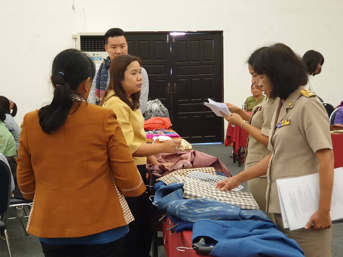 12 พฤศจิกายน 2561 การประชุมเชิงปฏิบัติการยกระดับมาตรฐานผลิตภัณฑ์ OTOP กลุ่มปรับตัวสู่การพัฒนา (กลุ่มD) ภายใต้โครงการชุมชนท่องเที่ยว OTOP นวัตวิถี กิจกรรมย่อยที่ 2 ยกระดับมาตรฐานผลิตภัณฑ์ OTOP กลุ่มผ้าและเครื่องแต่งกายจังหวัด มหาสารคาม