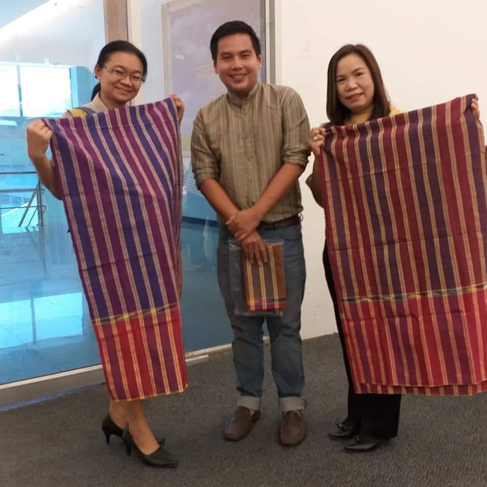 12 พฤศจิกายน 2561 การประชุมเชิงปฏิบัติการยกระดับมาตรฐานผลิตภัณฑ์ OTOP กลุ่มปรับตัวสู่การพัฒนา (กลุ่มD) ภายใต้โครงการชุมชนท่องเที่ยว OTOP นวัตวิถี กิจกรรมย่อยที่ 2 ยกระดับมาตรฐานผลิตภัณฑ์ OTOP กลุ่มผ้าและเครื่องแต่งกายจังหวัด มหาสารคาม