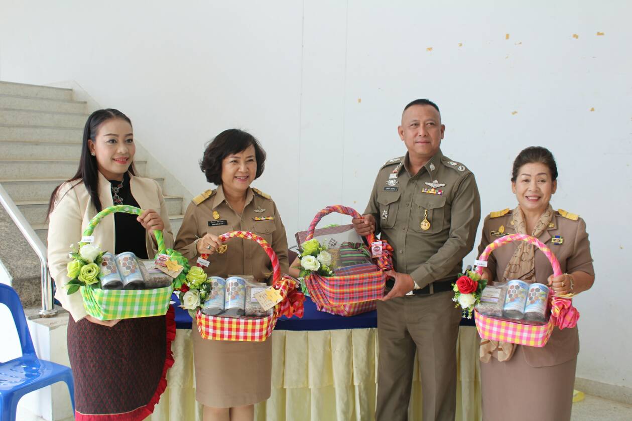 @ มหาสารคาม 29 พฤศจิกายน 2561 การประชุมกรมการจังหวัดมหาสารคาม หัวหน้าส่วนราชการและนายอำเภอ ประจำเดือนพฤศจิกายน 2561 และการจำหน่ายกระเช้าของขวัญจากสินค้า OTOP