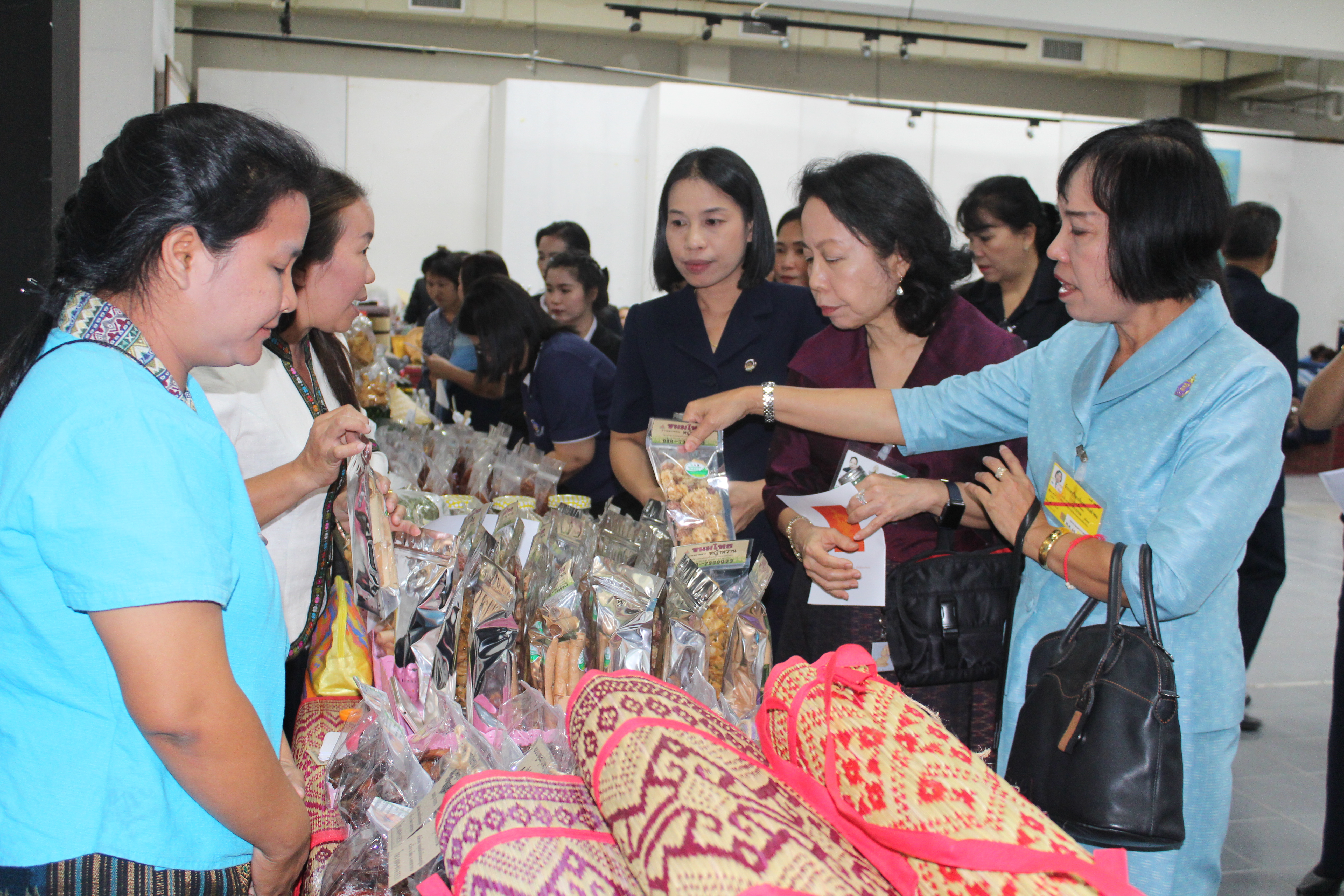 @ มหาสารคาม เมืองตักสิลานคร 4 ธันวาคม 2561 เวลา 10.00 น. ต้อนรับคณะผู้บริหารร้านภูฟ้า