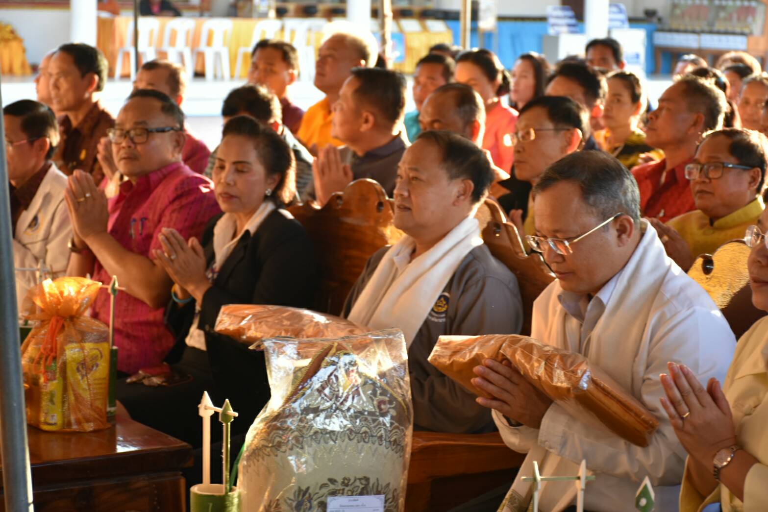 วันที่ 24 มกราคม 2562 เวลา 17.00 น. นายนิสิต จันทร์สมวงศ์ อธิบดีกรมการพัฒนาชุมชน นายทวีป บุตรโพธิ์ รองอธิบดีกรมการพัฒนาชุมชน พร้อมด้วยคณะผู้บริหารกรมการพัฒนาชุมชน กระทรวงมหาดไทย พัฒนาการจังหวัด หัวหน้ากลุ่ม/ฝ่าย พัฒนาการอำเภอ และข้าราชการกรมการพัฒนาชุมชน กราบนมัสการและห่มผ้าองค์พระบรมธาตุนาดูน