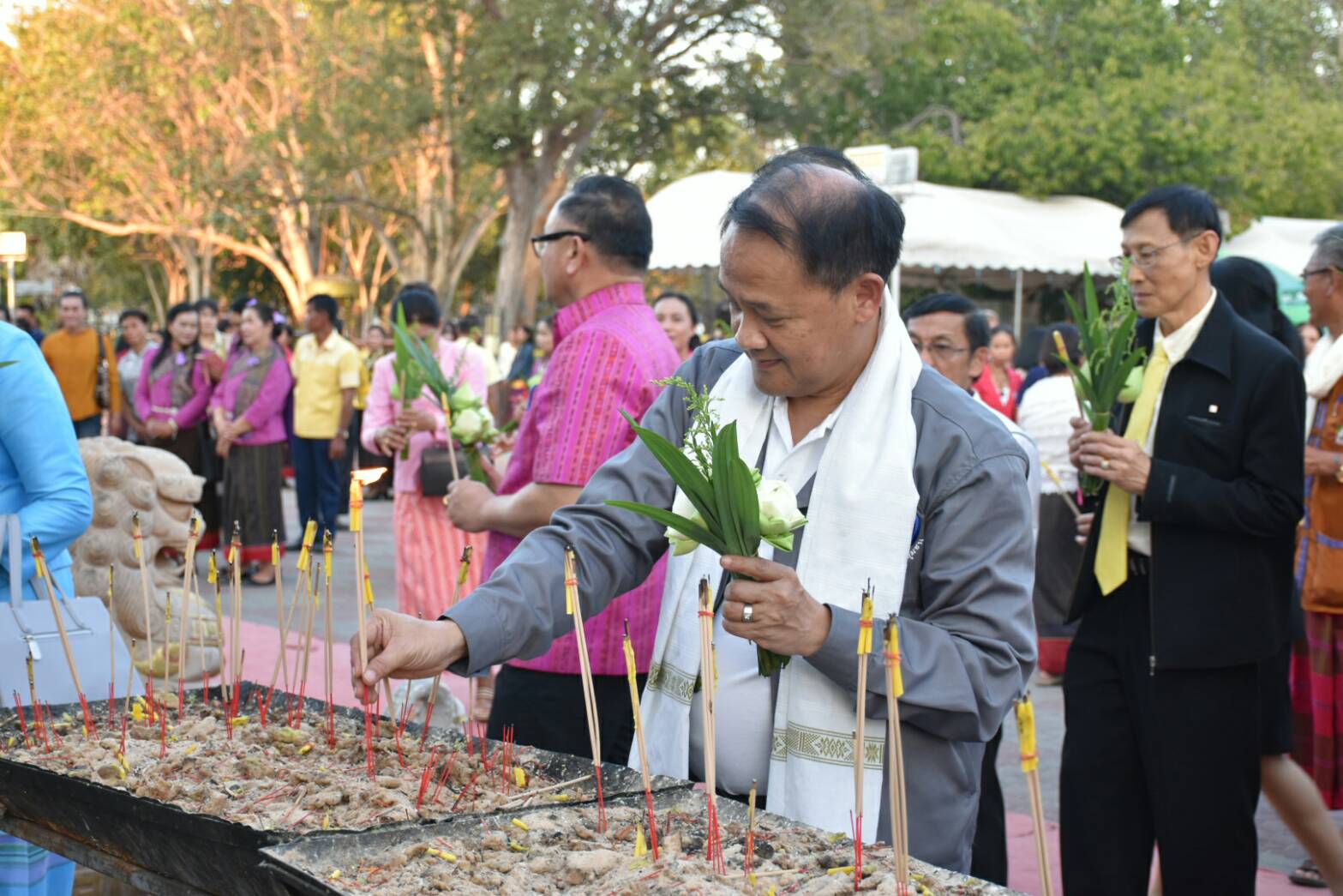 วันที่ 24 มกราคม 2562 เวลา 17.00 น. นายนิสิต จันทร์สมวงศ์ อธิบดีกรมการพัฒนาชุมชน นายทวีป บุตรโพธิ์ รองอธิบดีกรมการพัฒนาชุมชน พร้อมด้วยคณะผู้บริหารกรมการพัฒนาชุมชน กระทรวงมหาดไทย พัฒนาการจังหวัด หัวหน้ากลุ่ม/ฝ่าย พัฒนาการอำเภอ และข้าราชการกรมการพัฒนาชุมชน กราบนมัสการและห่มผ้าองค์พระบรมธาตุนาดูน