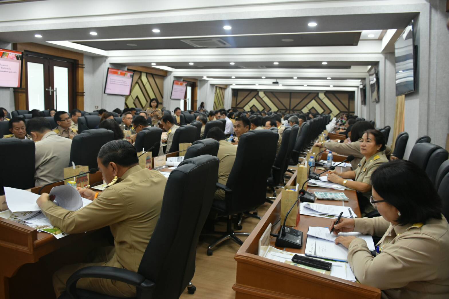 27 มีนาคม 2562 เวลา 07.30 น. การประชุมกรมการจังหวัดมหาสารคาม หัวหน้าส่วนราชการและนายอำเภอ ประจำเดือนมีนาคม 2562