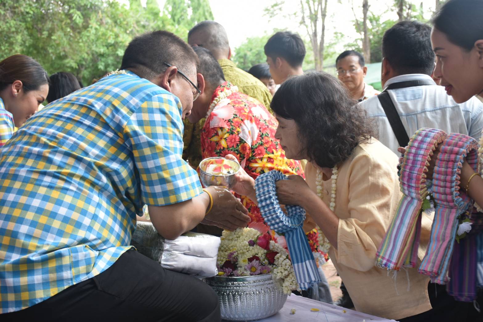9 เม.ย. 2562 เวลา 15.00 น. ประเพณีวันสงกรานต์รดน้ำขอพรท่านผู้ว่าราชการจังหวัดมหาสารคาม