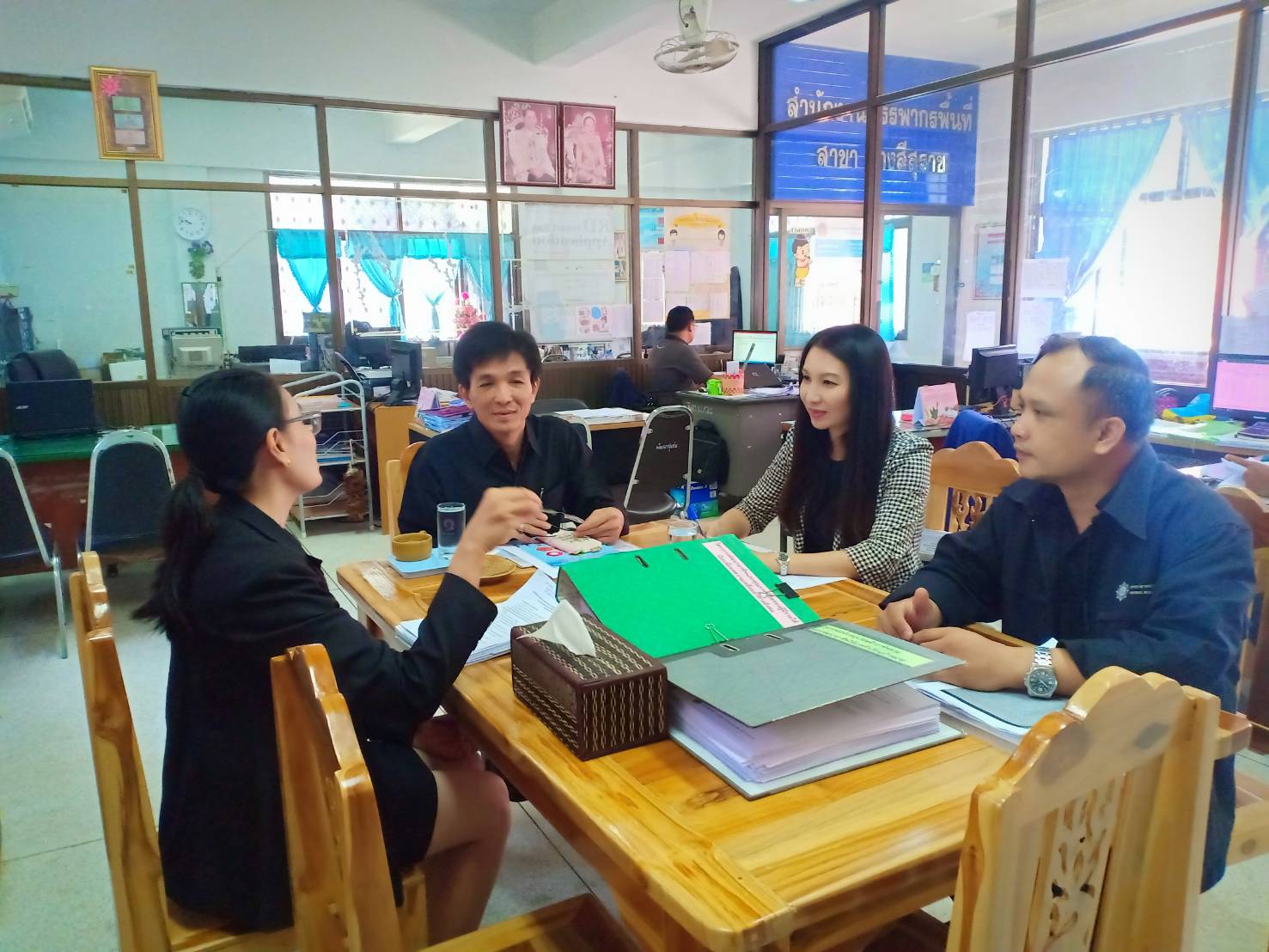 29 พฤษภาคม 2562 สำนักพัฒนาทุนและองค์กรการเงินชุมชน กรมการพัฒนาชุมชน โดยนายสมชาย หริกุลสวัสดิ์ ผู้อำนวยการกลุ่มงานส่งเสริมการพัฒนาชุมชน และนางสาวกชพร มณีฝั้น นักวิชาการพัฒนาชุมชนชำนาญการ ลงพื้นที่หมู่บ้านติดตามสนับสนุนด้านวิชาการและการดำเนินงาน”โครงการพัฒนาอาชีพและคุณภาพชีวิตผู้มีรายได้น้อย เพื่อลดความเหลื่อมล้ำทางสังคม” กลุ่มเพาะเห็ดฟาง บ้านโดน ม.6 ต.แวงดง และกลุ่มทอผ้า บ้านแวงยาง ม.5 ต.ยางสีสุราช อำเภอยางสีสุราช จังหวัดมหาสารคาม