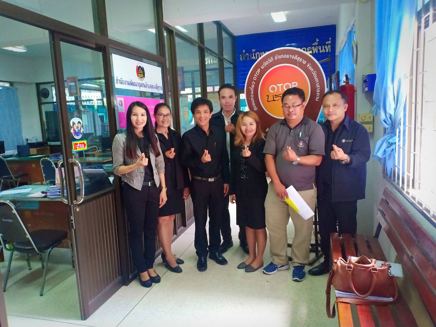 29 พฤษภาคม 2562 สำนักพัฒนาทุนและองค์กรการเงินชุมชน กรมการพัฒนาชุมชน โดยนายสมชาย หริกุลสวัสดิ์ ผู้อำนวยการกลุ่มงานส่งเสริมการพัฒนาชุมชน และนางสาวกชพร มณีฝั้น นักวิชาการพัฒนาชุมชนชำนาญการ ลงพื้นที่หมู่บ้านติดตามสนับสนุนด้านวิชาการและการดำเนินงาน”โครงการพัฒนาอาชีพและคุณภาพชีวิตผู้มีรายได้น้อย เพื่อลดความเหลื่อมล้ำทางสังคม” กลุ่มเพาะเห็ดฟาง บ้านโดน ม.6 ต.แวงดง และกลุ่มทอผ้า บ้านแวงยาง ม.5 ต.ยางสีสุราช อำเภอยางสีสุราช จังหวัดมหาสารคาม