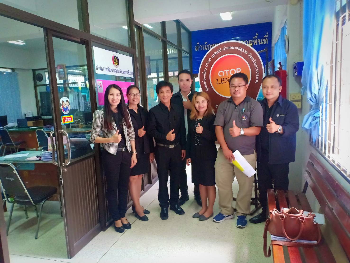 29 พฤษภาคม 2562 สำนักพัฒนาทุนและองค์กรการเงินชุมชน กรมการพัฒนาชุมชน โดยนายสมชาย หริกุลสวัสดิ์ ผู้อำนวยการกลุ่มงานส่งเสริมการพัฒนาชุมชน และนางสาวกชพร มณีฝั้น นักวิชาการพัฒนาชุมชนชำนาญการ ลงพื้นที่หมู่บ้านติดตามสนับสนุนด้านวิชาการและการดำเนินงาน”โครงการพัฒนาอาชีพและคุณภาพชีวิตผู้มีรายได้น้อย เพื่อลดความเหลื่อมล้ำทางสังคม” กลุ่มเพาะเห็ดฟาง บ้านโดน ม.6 ต.แวงดง และกลุ่มทอผ้า บ้านแวงยาง ม.5 ต.ยางสีสุราช อำเภอยางสีสุราช จังหวัดมหาสารคาม