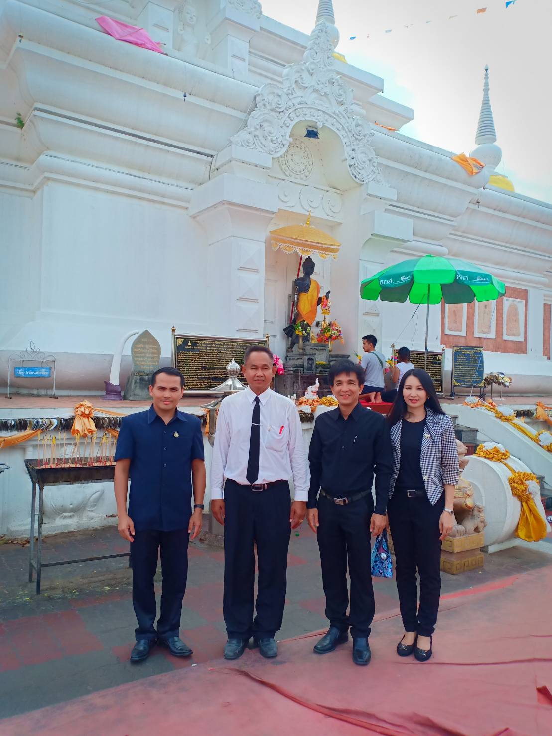 29 พฤษภาคม 2562 สำนักพัฒนาทุนและองค์กรการเงินชุมชน กรมการพัฒนาชุมชน โดยนายสมชาย หริกุลสวัสดิ์ ผู้อำนวยการกลุ่มงานส่งเสริมการพัฒนาชุมชน และนางสาวกชพร มณีฝั้น นักวิชาการพัฒนาชุมชนชำนาญการ ลงพื้นที่หมู่บ้านติดตามสนับสนุนด้านวิชาการและการดำเนินงาน”โครงการพัฒนาอาชีพและคุณภาพชีวิตผู้มีรายได้น้อย เพื่อลดความเหลื่อมล้ำทางสังคม” กลุ่มเพาะเห็ดฟาง บ้านโดน ม.6 ต.แวงดง และกลุ่มทอผ้า บ้านแวงยาง ม.5 ต.ยางสีสุราช อำเภอยางสีสุราช จังหวัดมหาสารคาม