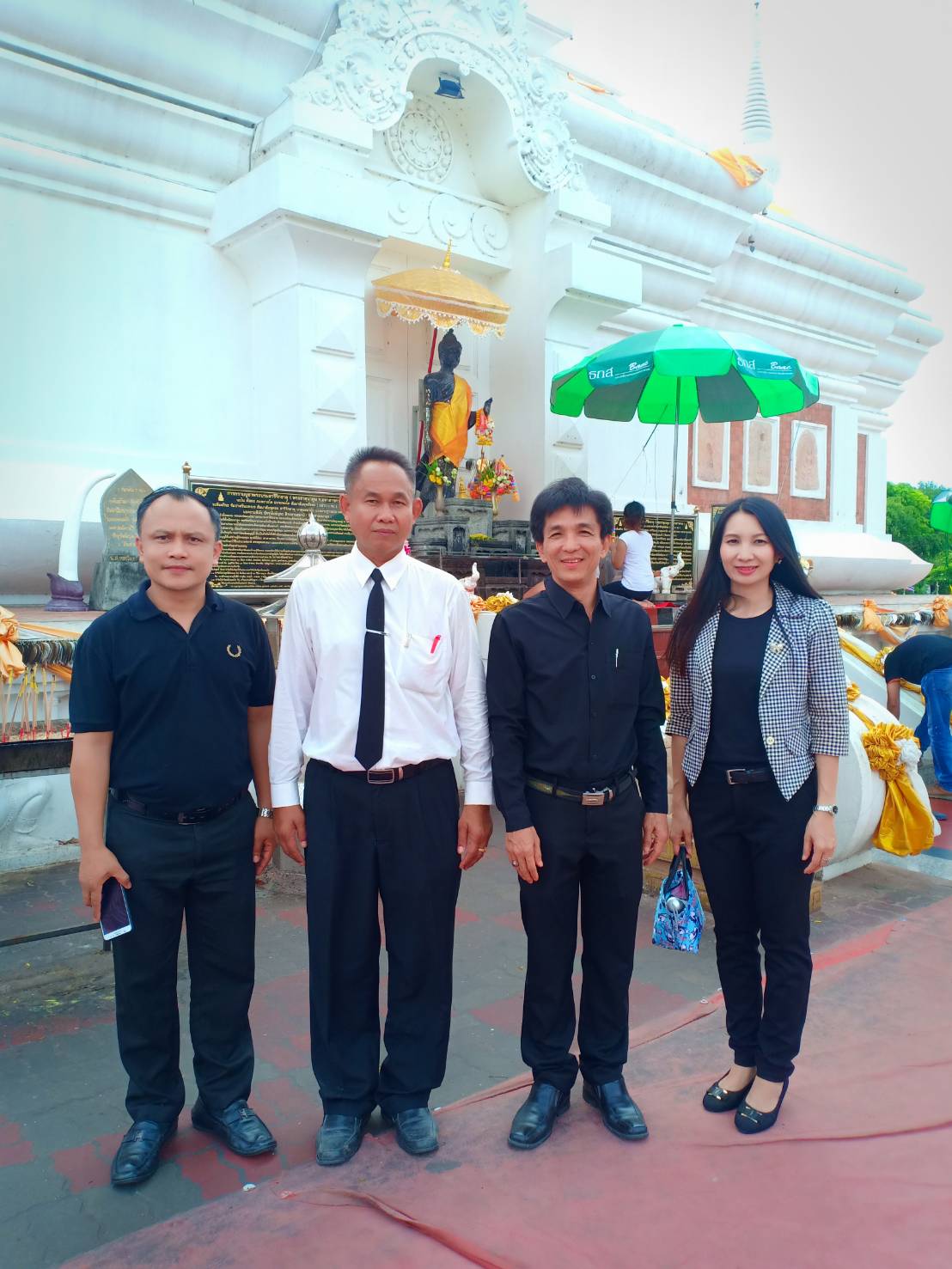 29 พฤษภาคม 2562 สำนักพัฒนาทุนและองค์กรการเงินชุมชน กรมการพัฒนาชุมชน โดยนายสมชาย หริกุลสวัสดิ์ ผู้อำนวยการกลุ่มงานส่งเสริมการพัฒนาชุมชน และนางสาวกชพร มณีฝั้น นักวิชาการพัฒนาชุมชนชำนาญการ ลงพื้นที่หมู่บ้านติดตามสนับสนุนด้านวิชาการและการดำเนินงาน”โครงการพัฒนาอาชีพและคุณภาพชีวิตผู้มีรายได้น้อย เพื่อลดความเหลื่อมล้ำทางสังคม” กลุ่มเพาะเห็ดฟาง บ้านโดน ม.6 ต.แวงดง และกลุ่มทอผ้า บ้านแวงยาง ม.5 ต.ยางสีสุราช อำเภอยางสีสุราช จังหวัดมหาสารคาม
