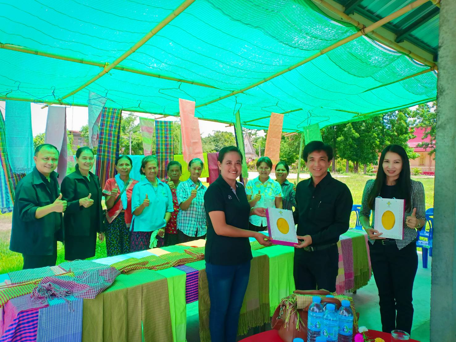 29 พฤษภาคม 2562 สำนักพัฒนาทุนและองค์กรการเงินชุมชน กรมการพัฒนาชุมชน โดยนายสมชาย หริกุลสวัสดิ์ ผู้อำนวยการกลุ่มงานส่งเสริมการพัฒนาชุมชน และนางสาวกชพร มณีฝั้น นักวิชาการพัฒนาชุมชนชำนาญการ ลงพื้นที่หมู่บ้านติดตามสนับสนุนด้านวิชาการและการดำเนินงาน”โครงการพัฒนาอาชีพและคุณภาพชีวิตผู้มีรายได้น้อย เพื่อลดความเหลื่อมล้ำทางสังคม” กลุ่มเพาะเห็ดฟาง บ้านโดน ม.6 ต.แวงดง และกลุ่มทอผ้า บ้านแวงยาง ม.5 ต.ยางสีสุราช อำเภอยางสีสุราช จังหวัดมหาสารคาม