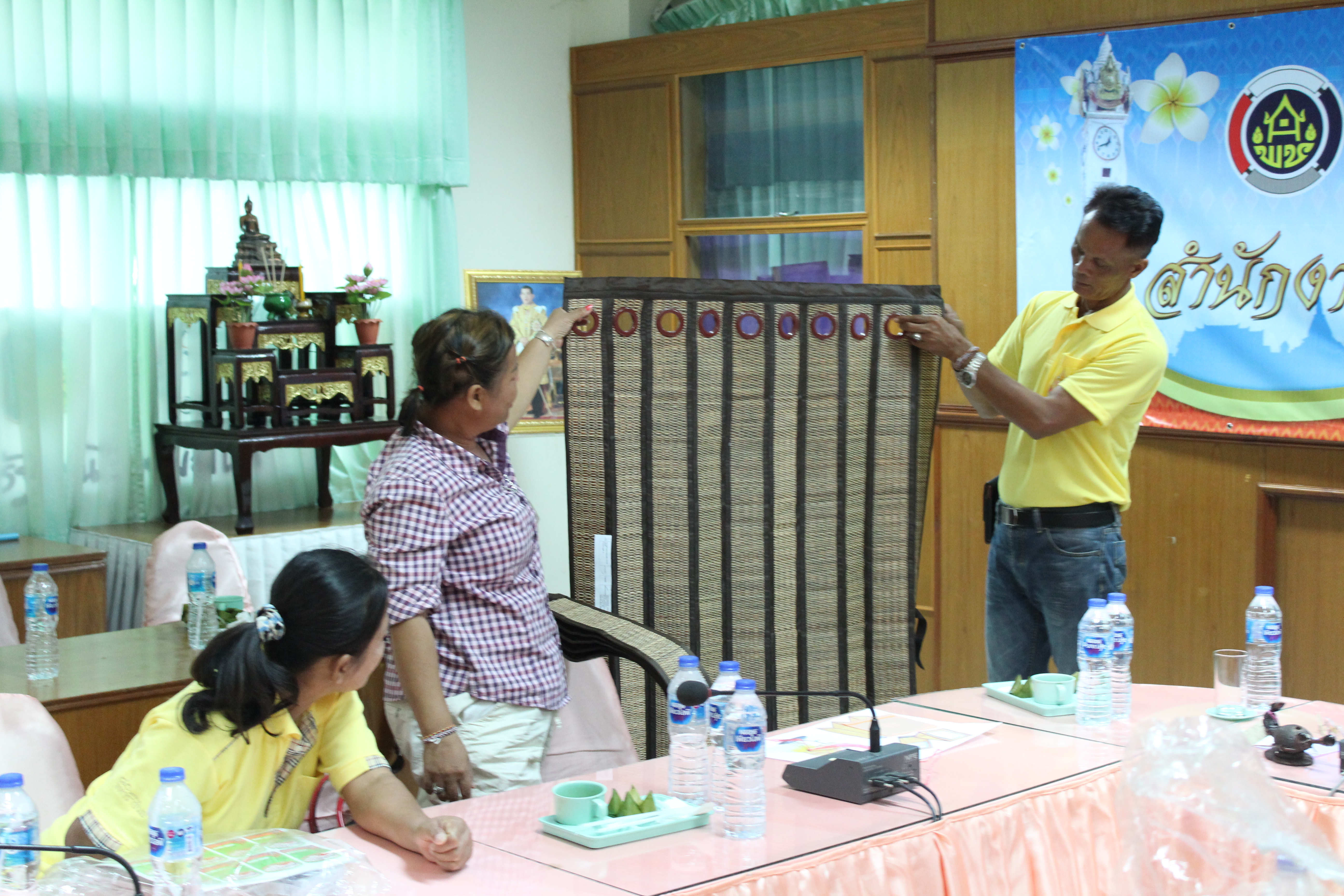 3 พฤษภาคม 2562 เวลา 10.00 น.สำนักงานพัฒนาชุมชนจังหวัดมหาสารคามดำเนินการส่งมอบรายการพัฒนาออกแบบผลิตภัณฑ์และบรรจุภัณฑ์ของผลิตภัณฑ์ OTOP โครงการพัฒนายกระดับผลิตภัณฑ์ OTOP และการตลาด(พัฒนาศักยภาพการบริการจัดการและพัฒนาผลิตภัณฑ์ชุมชน)