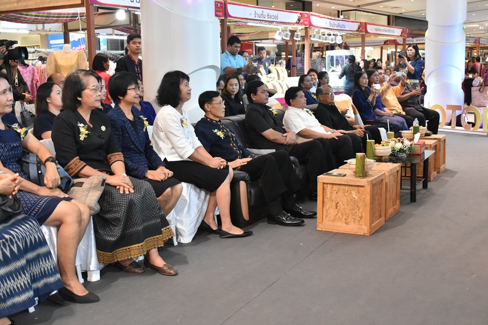 พิธีเปิดงาน “OTOP อำนาจเจริญ มรดกท้องถิ่น กลิ่นอายภูมิปัญญา พัฒนาสู่สากล” ณ ศูนย์การค้าเสริมไทยคอมเพล็กซ์ อำเภอเมืองมหาสารคาม จังหวัดมหาสารคาม
